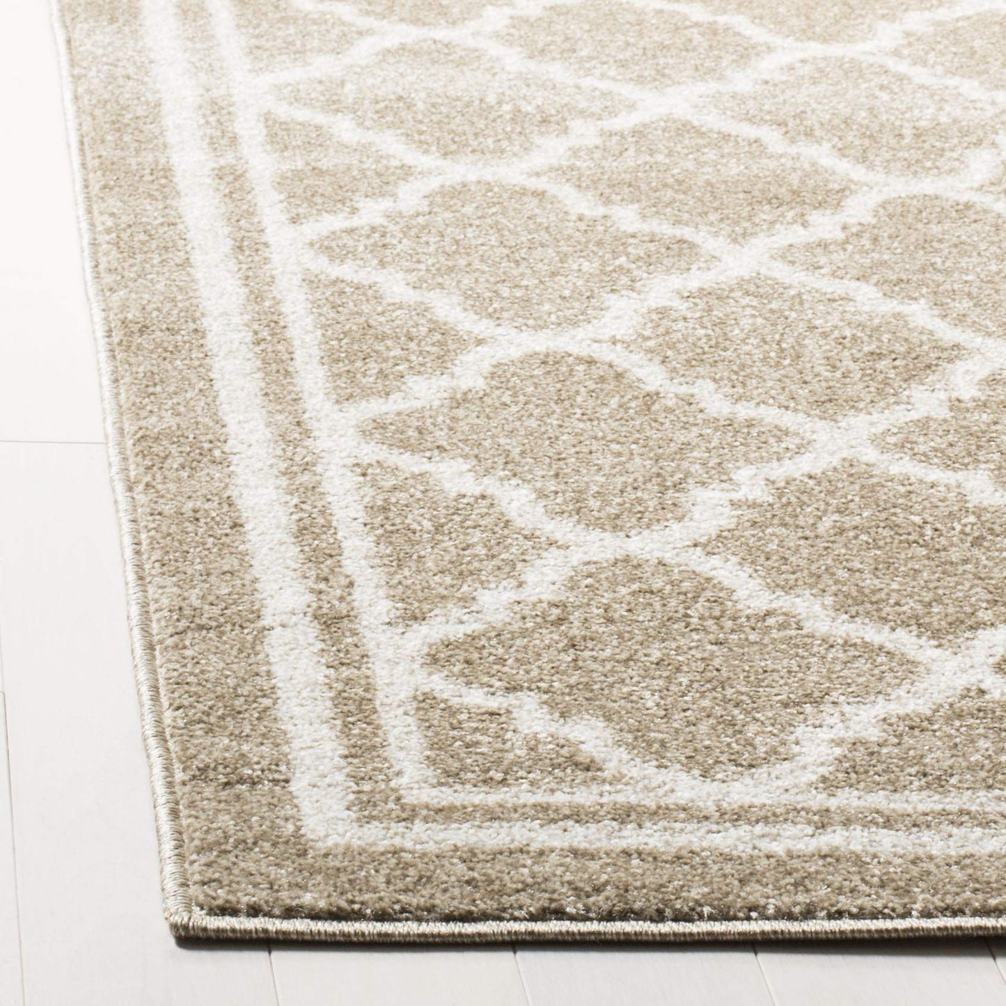 SAFAVIEH Amherst Collection Accent Rug - 3' x 5', Wheat & Beige, Moroccan Trellis Design, Non-Shedding & Easy Care, Ideal for High Traffic Areas in Entryway, Living Room, Bedroom (AMT422S)