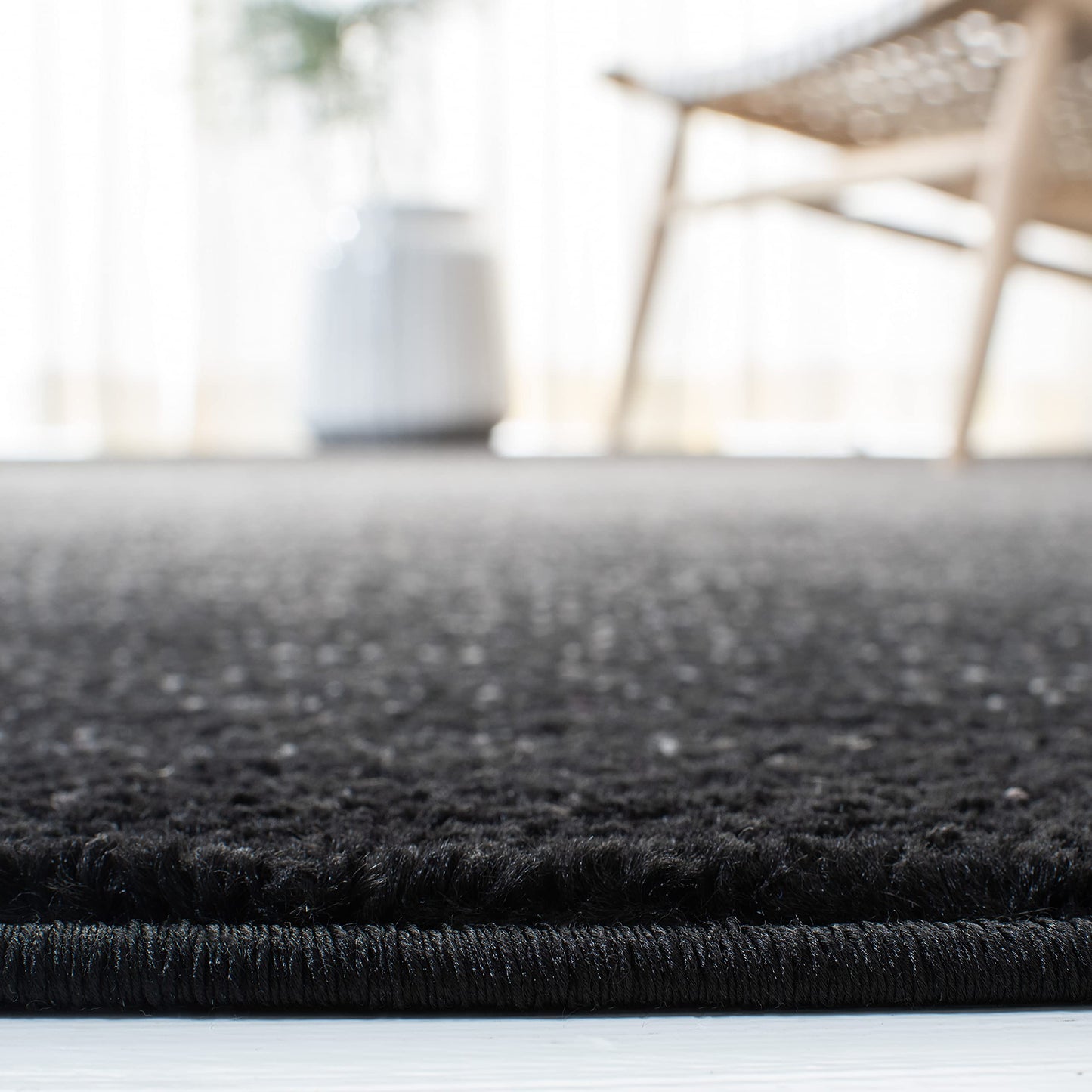 SAFAVIEH Adirondack Collection Accent Rug - 4' x 6', Black & Grey, Modern Design, Non-Shedding & Easy Care, Ideal for High Traffic Areas in Entryway, Living Room, Bedroom (ADR183F)