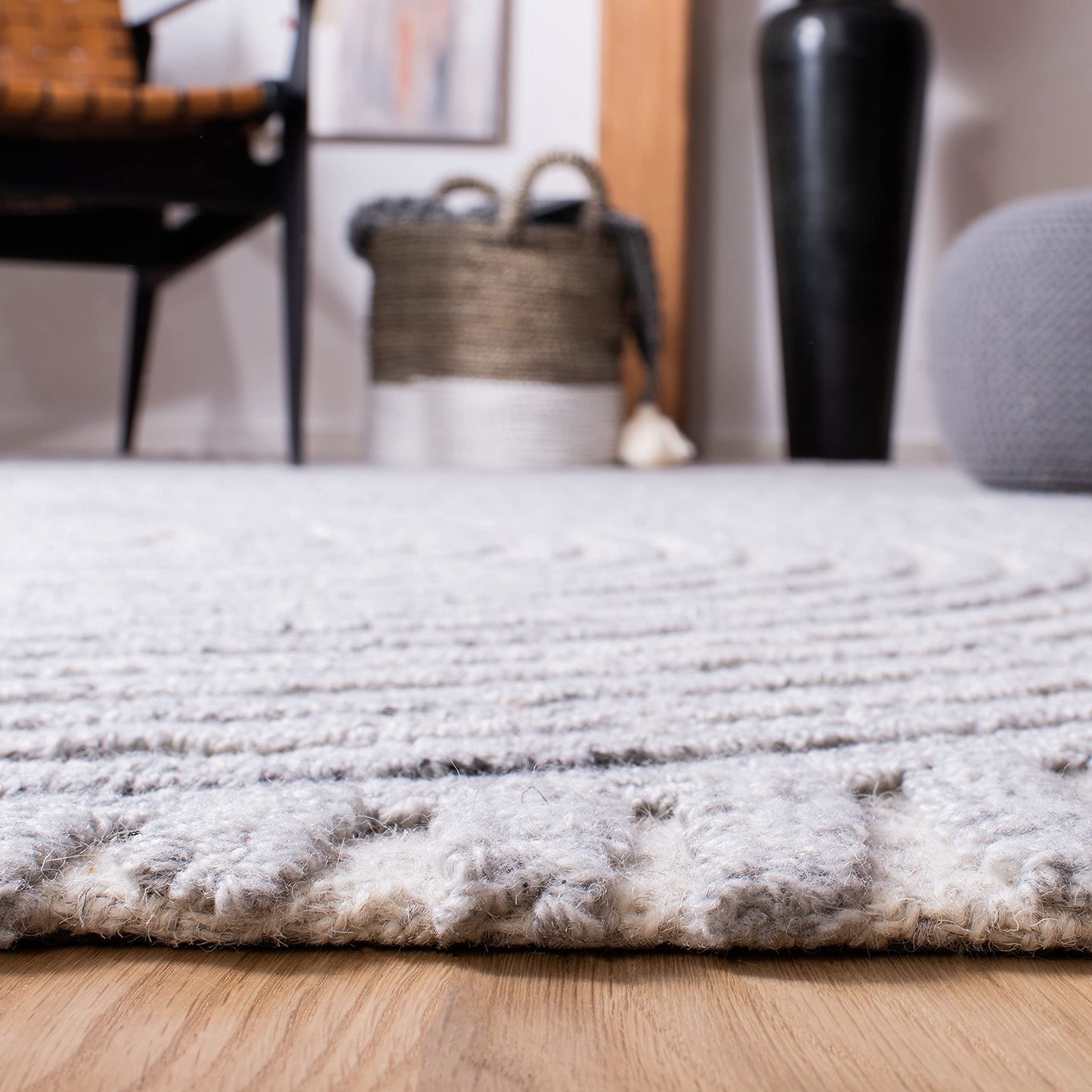 SAFAVIEH South Hampton Collection Area Rug - 8' Round, Grey, Handmade Wool, Ideal for The Living Room, Dining Room, Bedroom (SHA301F-8R)