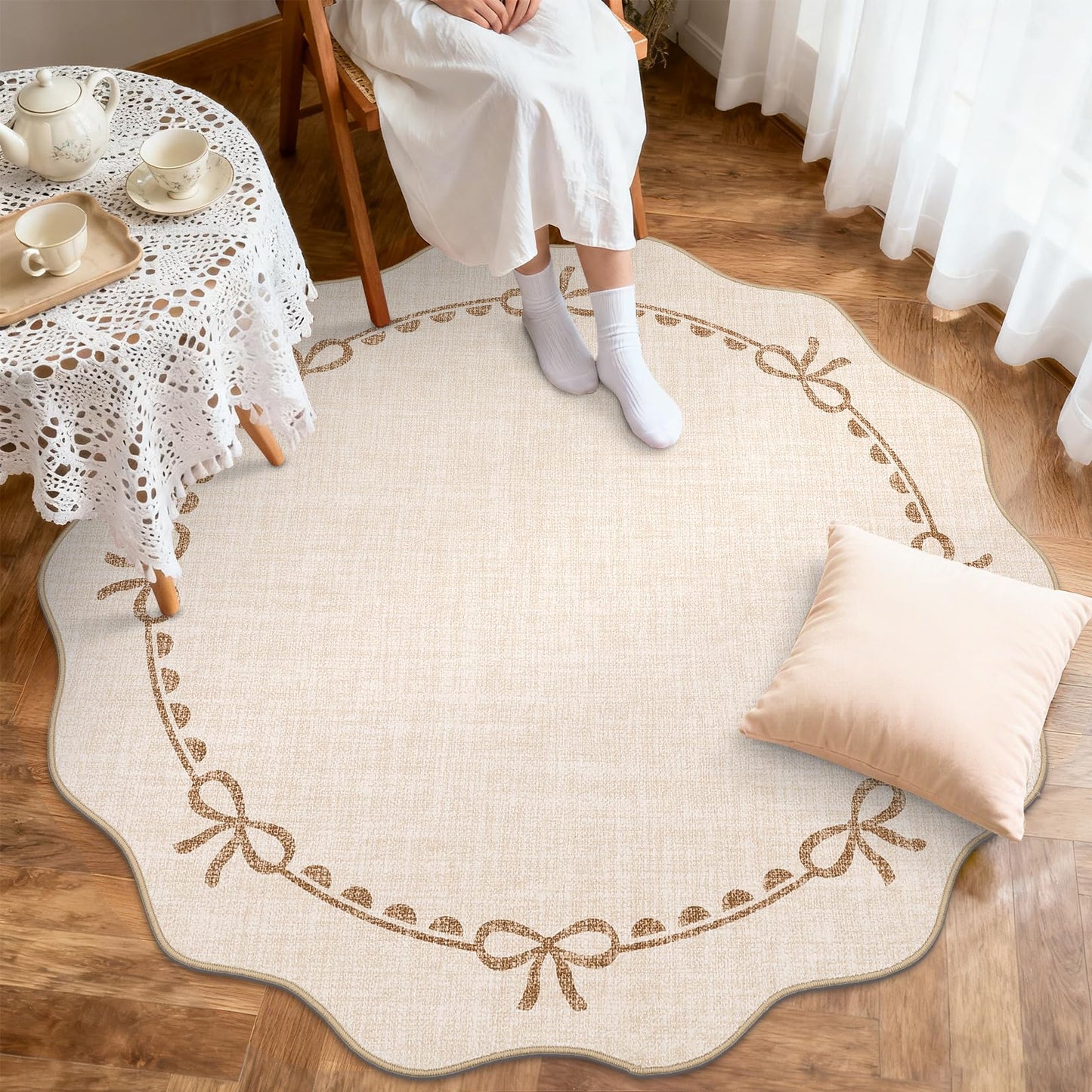 GarveeHome Scalloped Bow Rug for Living Room, 4ft Round Rugs Washable Solid Beige Rug for Dorm Soft Low Pile Non Slip Scalloped Rugs for Nursery Bedroom Decor Kids Room Playroom