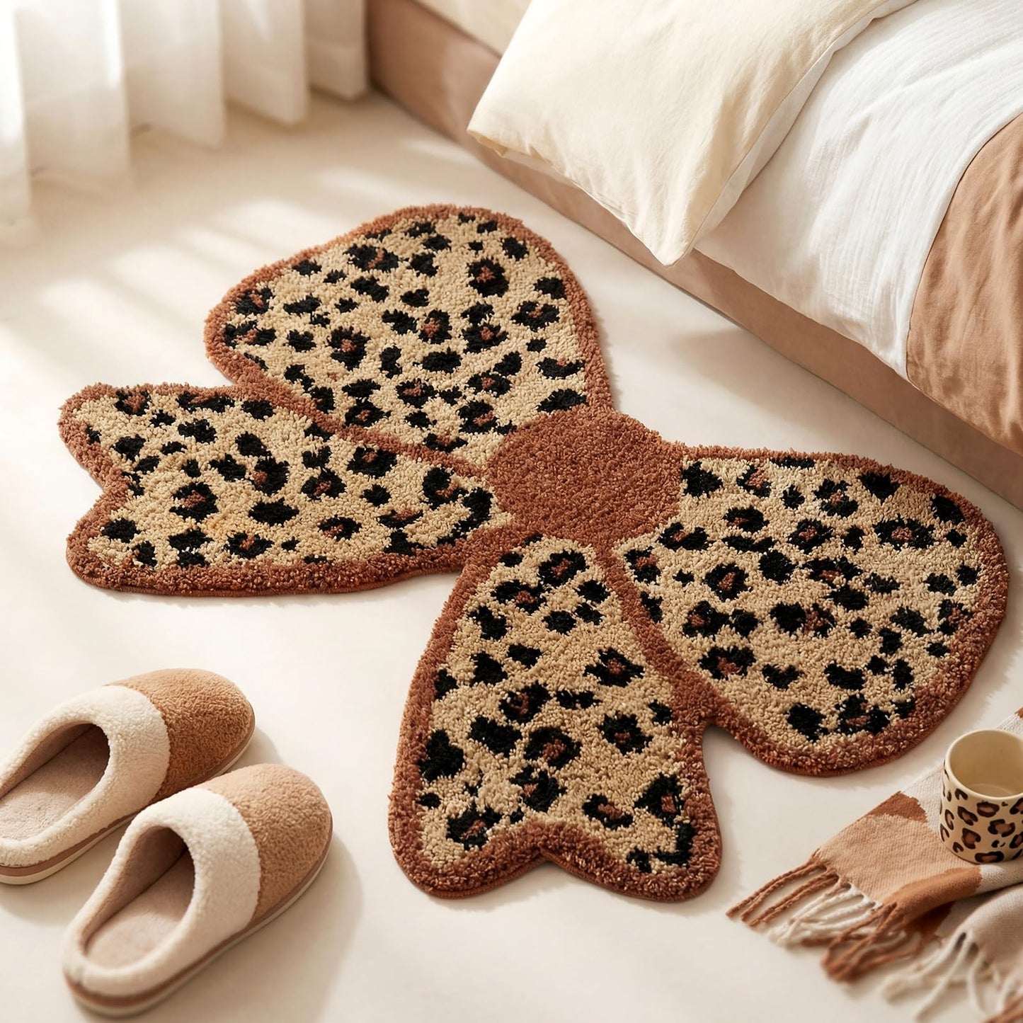 Klyyo Clyro Leopard Print Bow Shaped Bathroom Rug, 31.5x22 in Soft Plush Cheetah Bow Bath Mat, Coquette Cute Bowknot Room Decor, Aesthetic Non Slip Animal Print Area Rug for Bedroom Living Room
