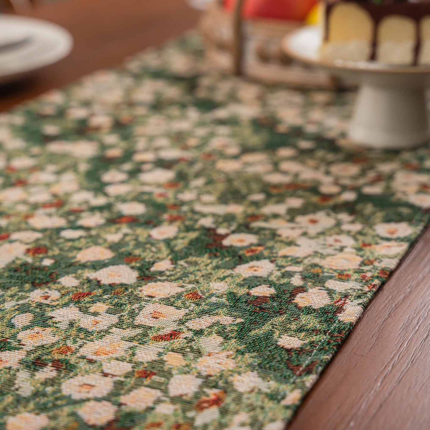 HomeyHo Botanical Jacquard Dining Table Runner with Tassels Luxury Floral Daisy Table Runner for Home Party Spring Summer Decor Modern Elegant Table Runners 13 x 71 Inch Green