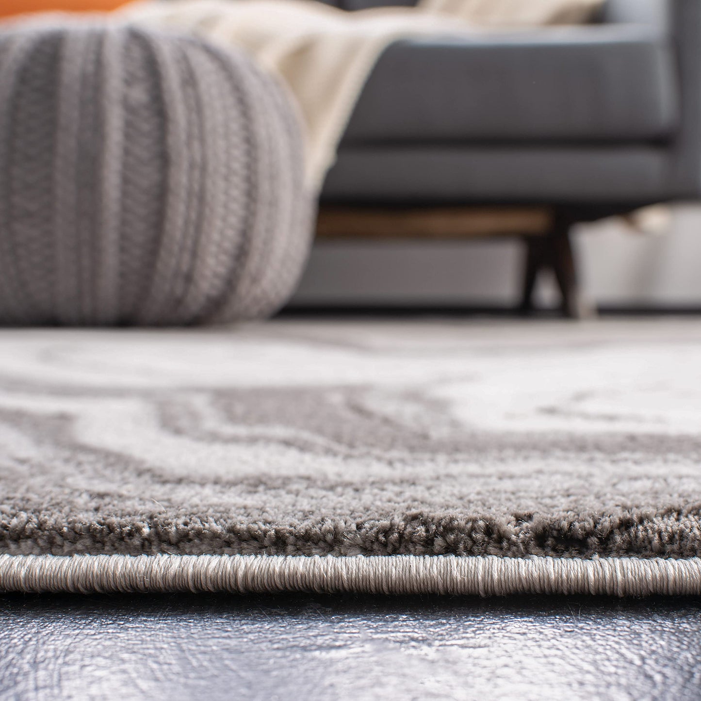 SAFAVIEH Craft Collection Area Rug - 5'3" x 7'6", Grey & Silver, Modern Abstract Design, Non-Shedding & Easy Care, Ideal for High Traffic Areas in Living Room, Bedroom (CFT819G)