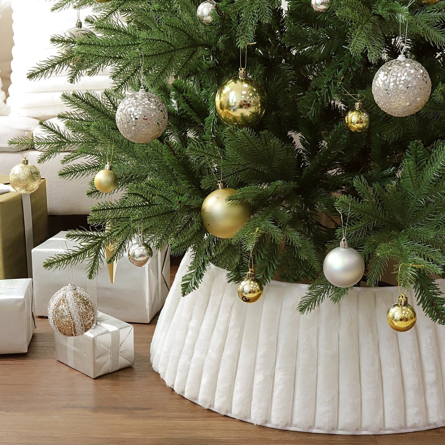 Bunny Chorus Christmas Tree Collar, Rustic White Luxury Plush Faux Fur Tree Collar with Stripe Textured Pattern, Soft Fluffy Xmas Tree Ring Boho Tree Skirt for Holiday Decorations Indoor Home Decor