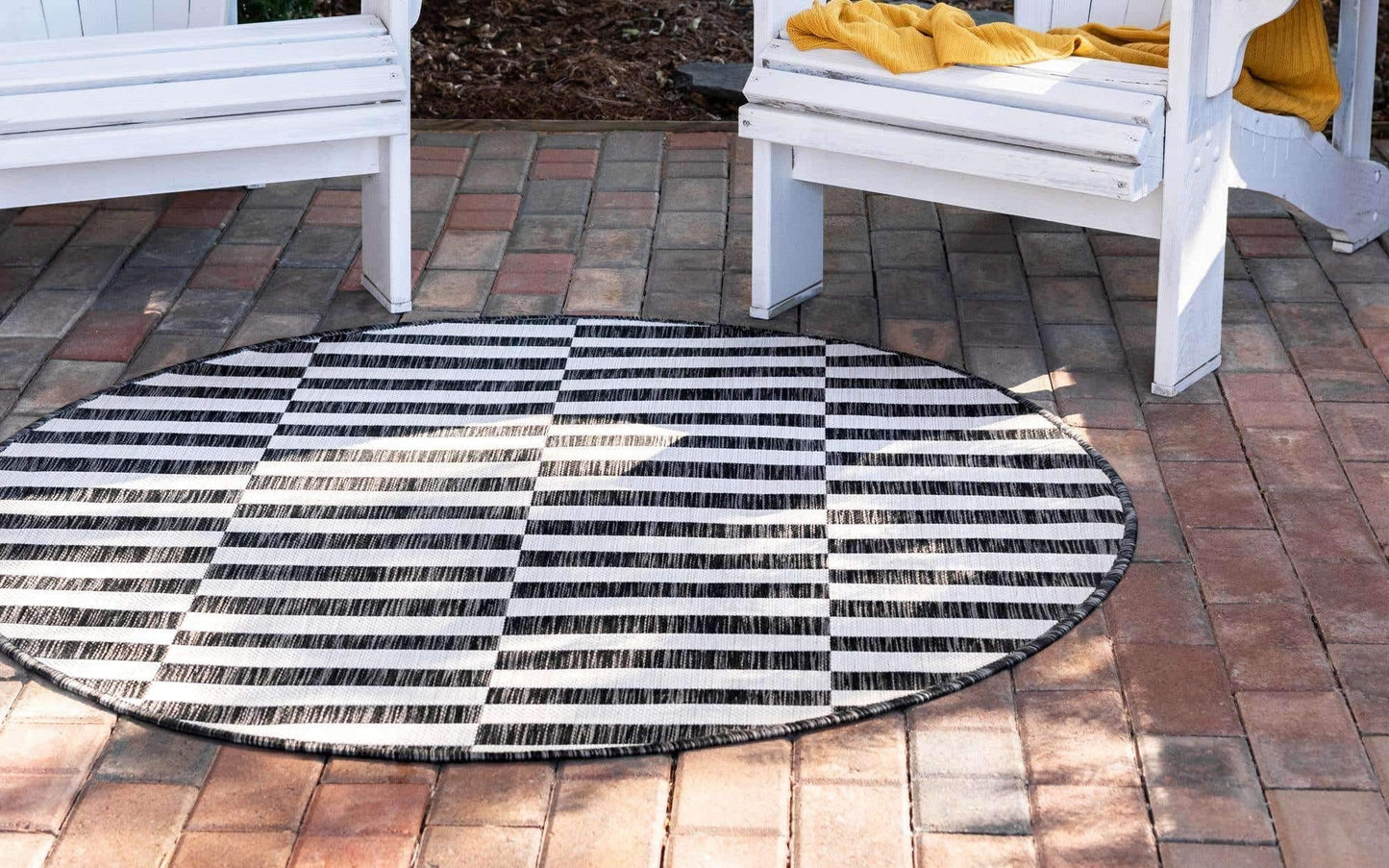Unique Loom Outdoor Striped Collection Area Rug - Striped (4' 1" Round, Charcoal/Ivory)