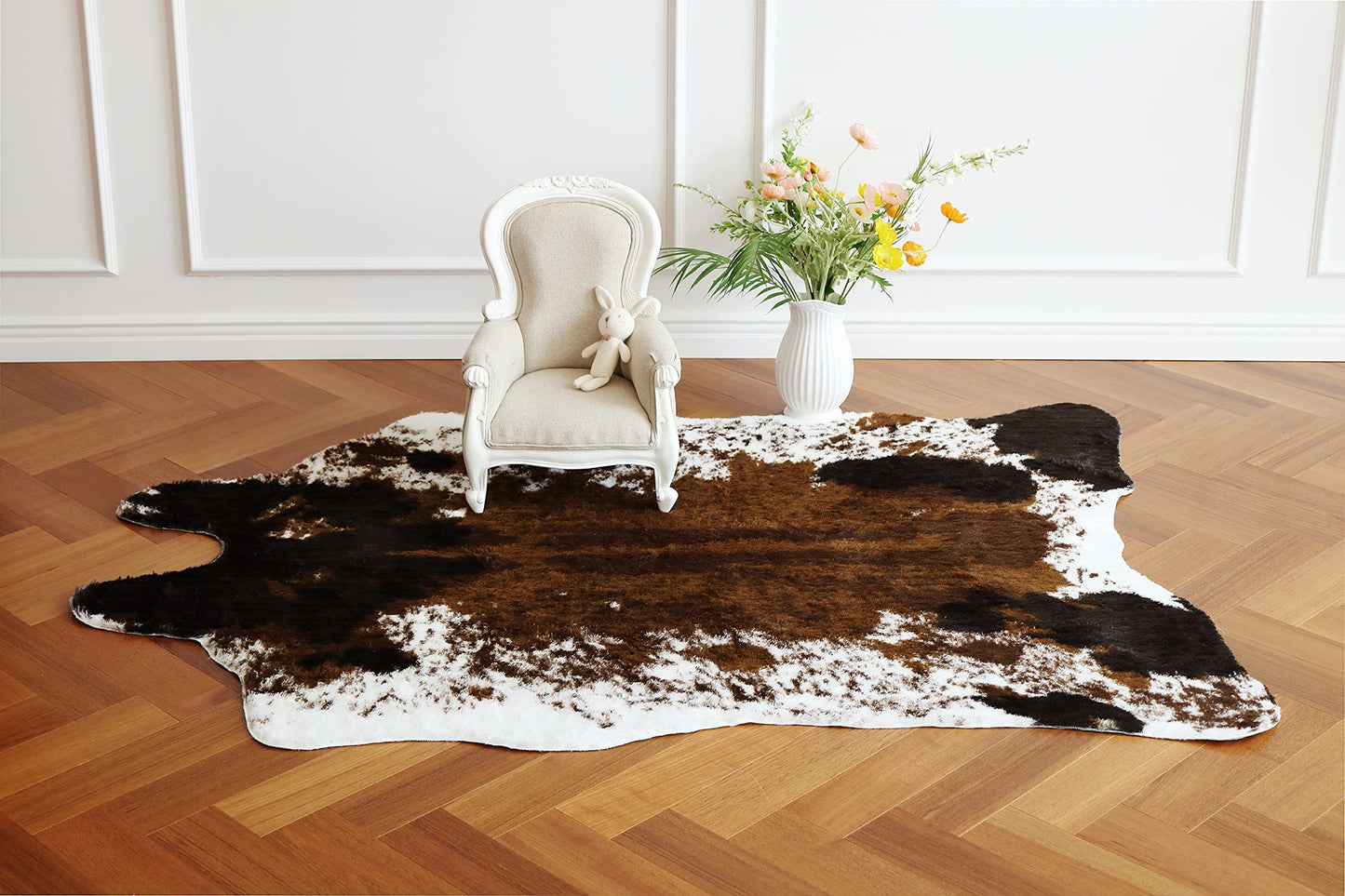 CONBEN Faux Cowhide Rug Large (4.3ft x 5.6ft) - Non-Slip Backing, Cow Print Decor - Fireplace Hearth Rug, Wall Art Farmhouse, Western Floor Rugs for Living Room, Bedroom, Dining Area or Office