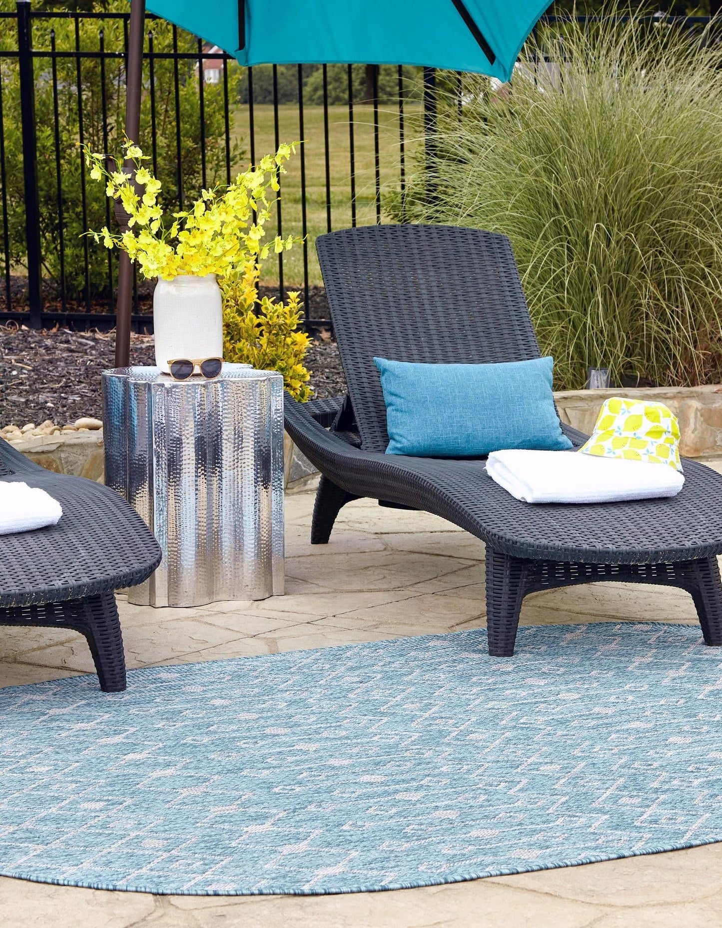 Unique Loom Outdoor Trellis Collection Area Rug - Tribal Trellis (3' 3" x 5' 3" Oval, Aqua/ Ivory)
