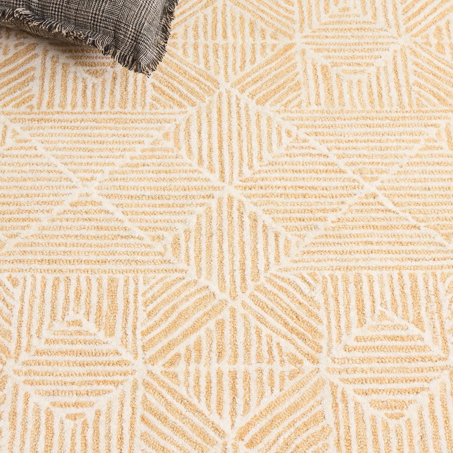 SAFAVIEH Area Rug 8x10 - Abstract Collection - Large - Gold & Ivory, Handmade Wool, Ideal for Living Room, Bedroom, Office, Dining Space (ABT763D)