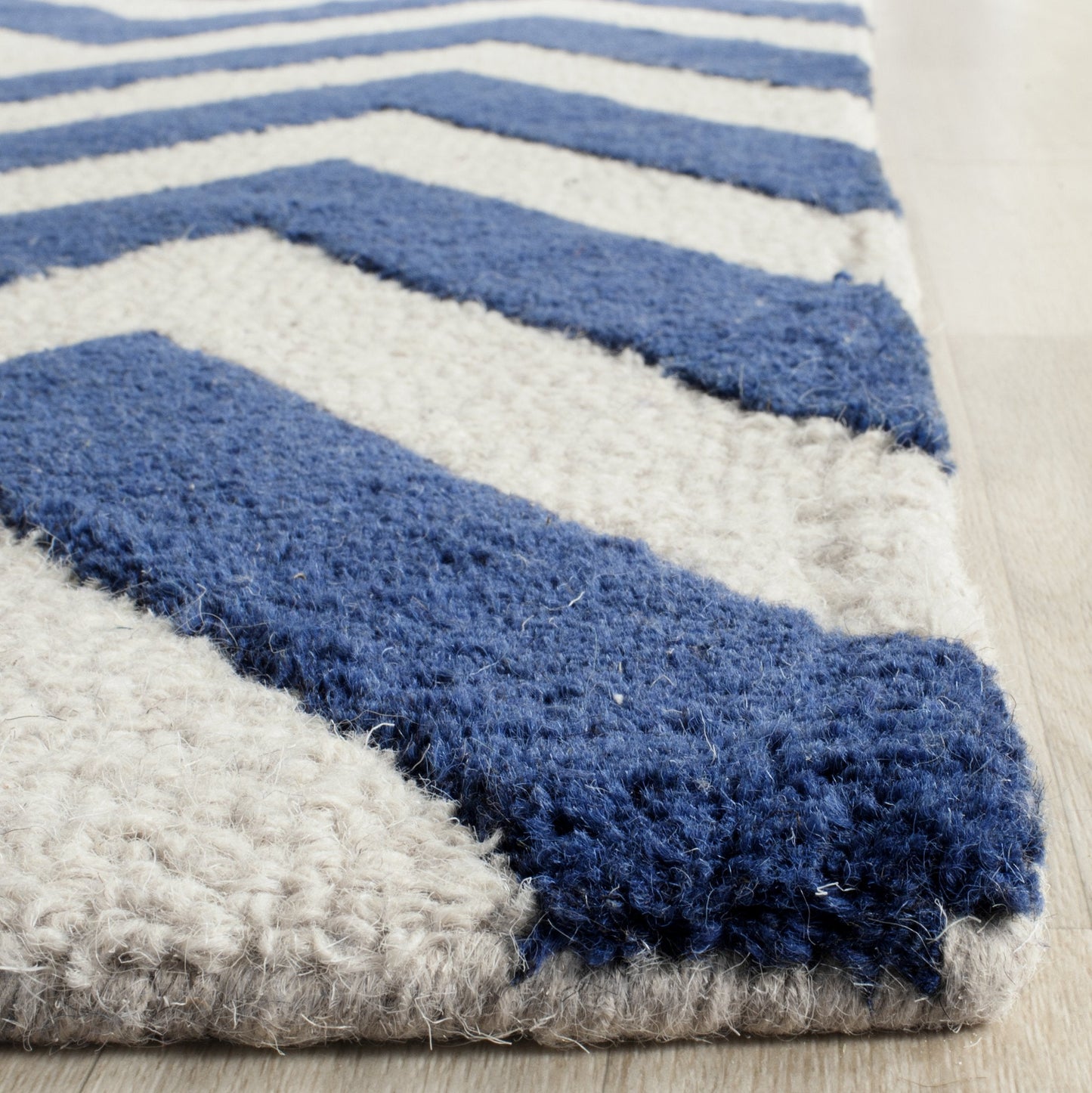 SAFAVIEH Cambridge Collection 6' x 9' Navy/Ivory CAM139G Handmade Chevron Premium Wool Area Rug