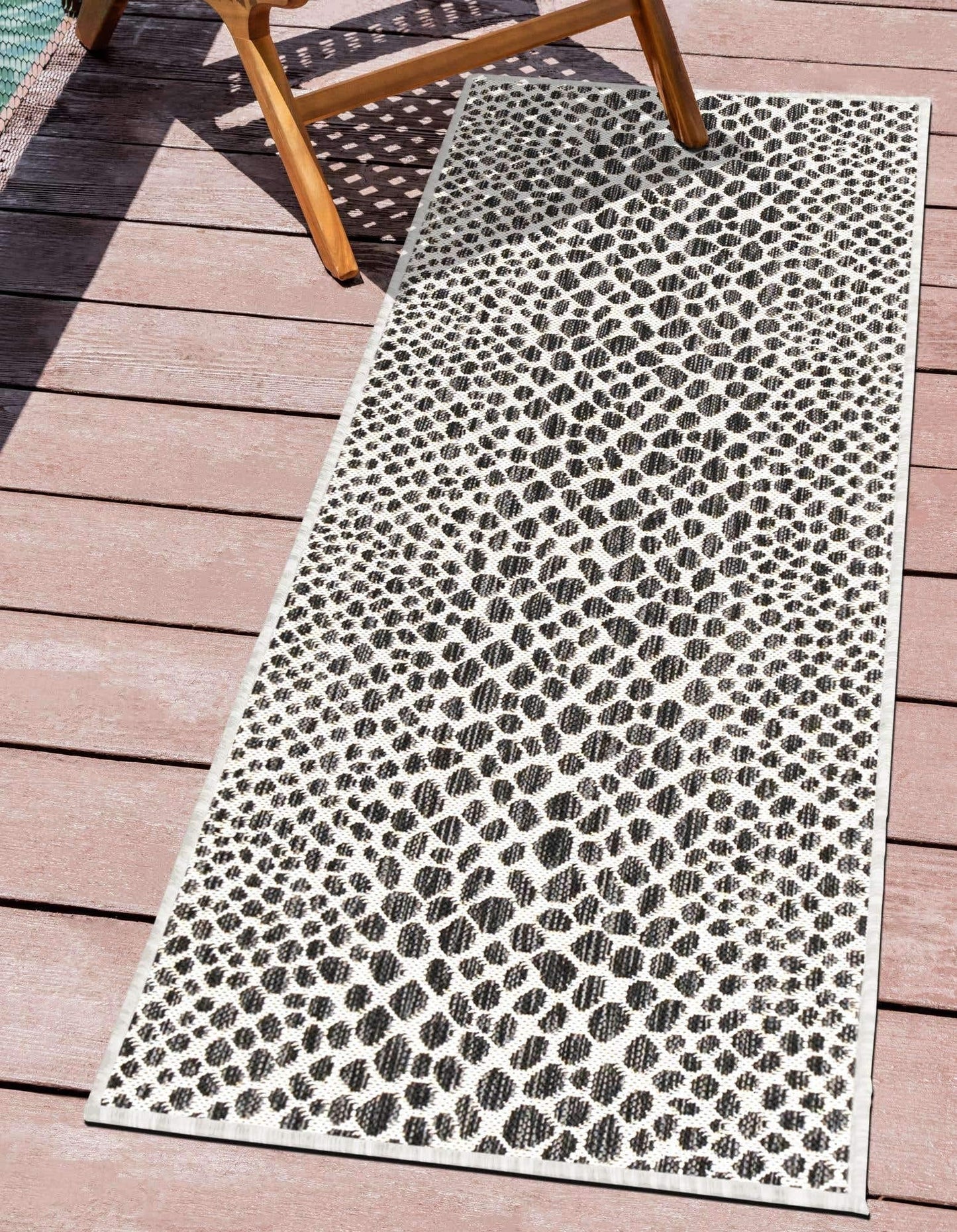 Unique Loom Outdoor Collection Area Rug - Cape Town (2' x 8' Runner, Black/ Ivory)