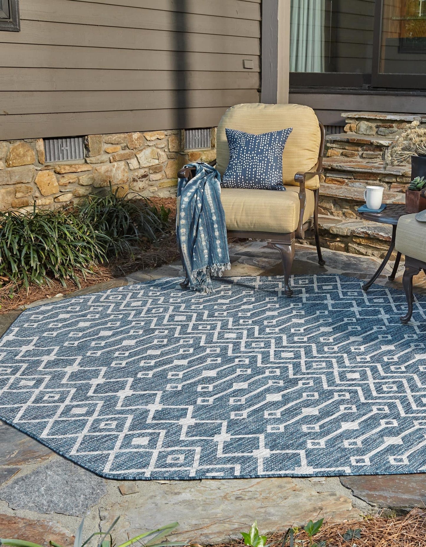 Unique Loom Outdoor Trellis Collection Area Rug - Tribal Trellis (4' 1" Octagon, Blue/ Ivory)