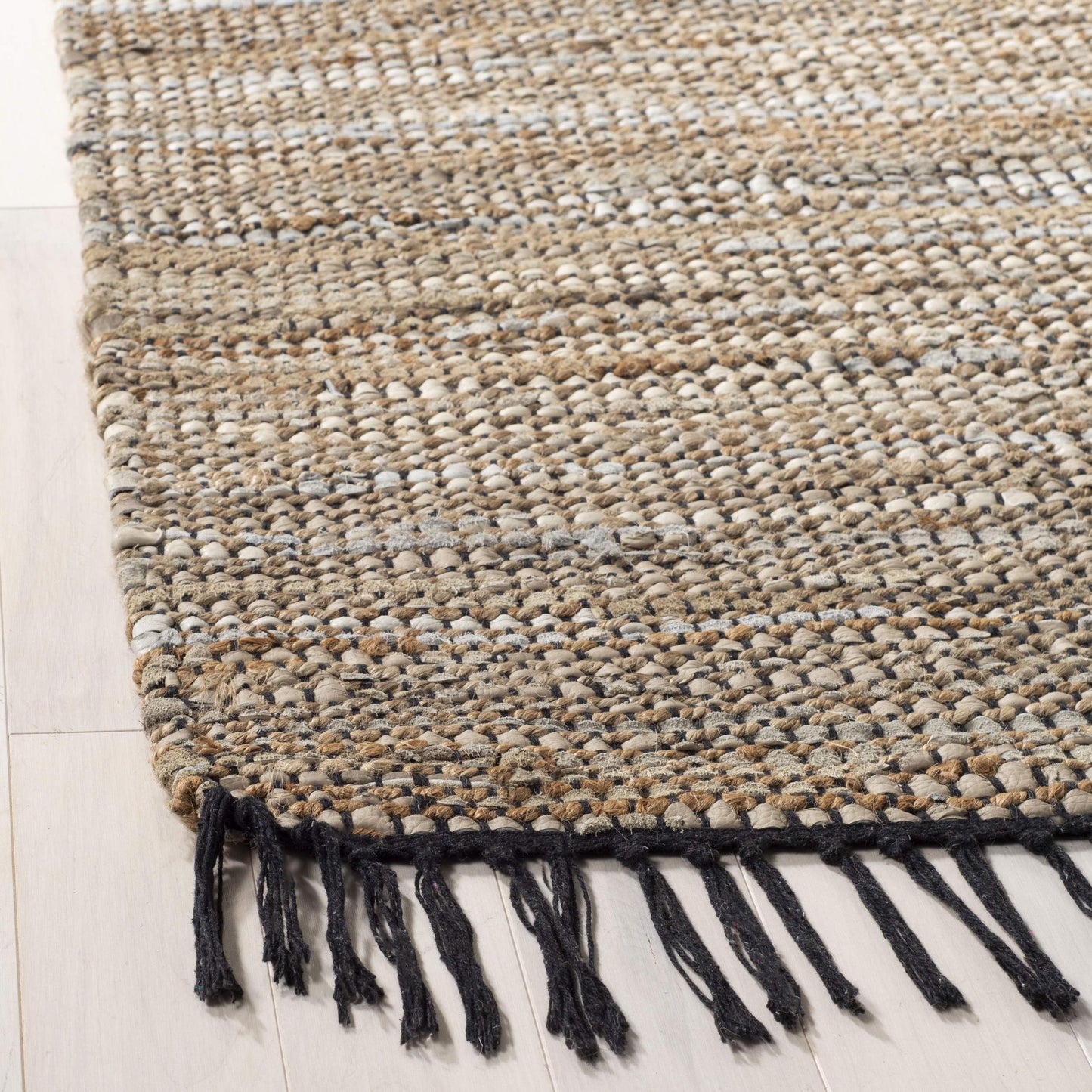 SAFAVIEH Vintage Leather Collection Area Rug - 6' x 9', Beige, Handmade Boho Fringe Leather & Jute, Ideal for High Traffic Areas in Living Room, Bedroom (VTL203B)