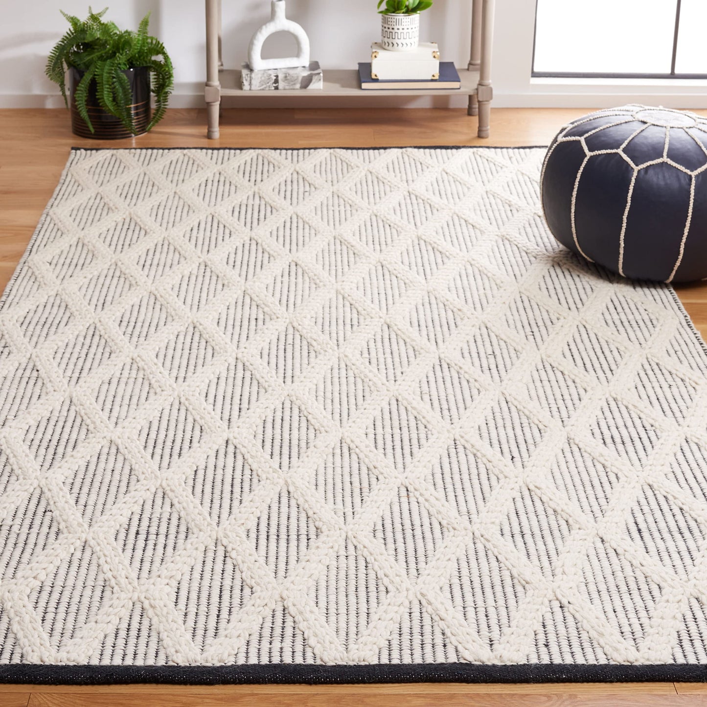 SAFAVIEH Natura Collection Area Rug - 6' x 9', Black & Ivory, Handmade Boho Farmhouse Trellis Wool, Ideal for High Traffic Areas in Living Room, Bedroom (NAT206Z)