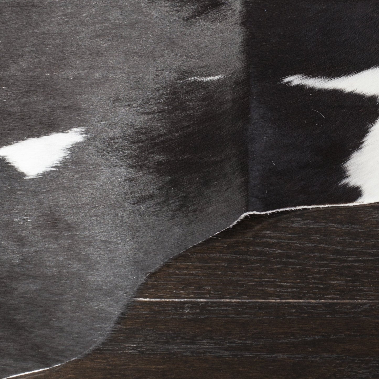 SAFAVIEH Cow Hide Collection Accent Rug - 4'7" x 5'8", Black & White, Handmade Rustic Genuine Cowhide, Ideal for High Traffic Areas in Entryway, Living Room, Bedroom (COH211B)