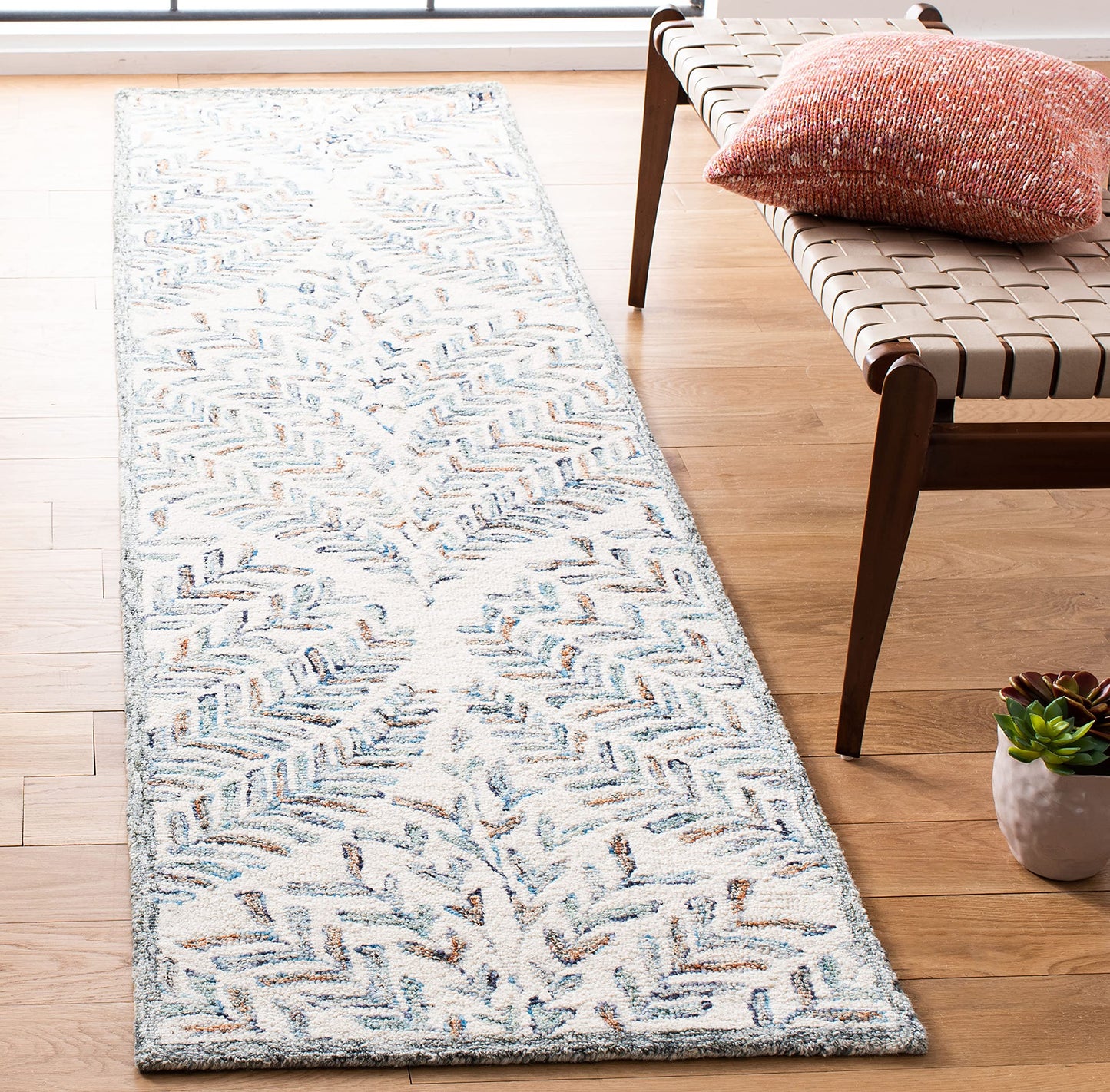 SAFAVIEH Capri Collection Accent Rug - 2'3" x 5', Ivory & Blue, Handmade Wool, Ideal for High Traffic Areas in Entryway, Living Room, Bedroom (CPR208A)
