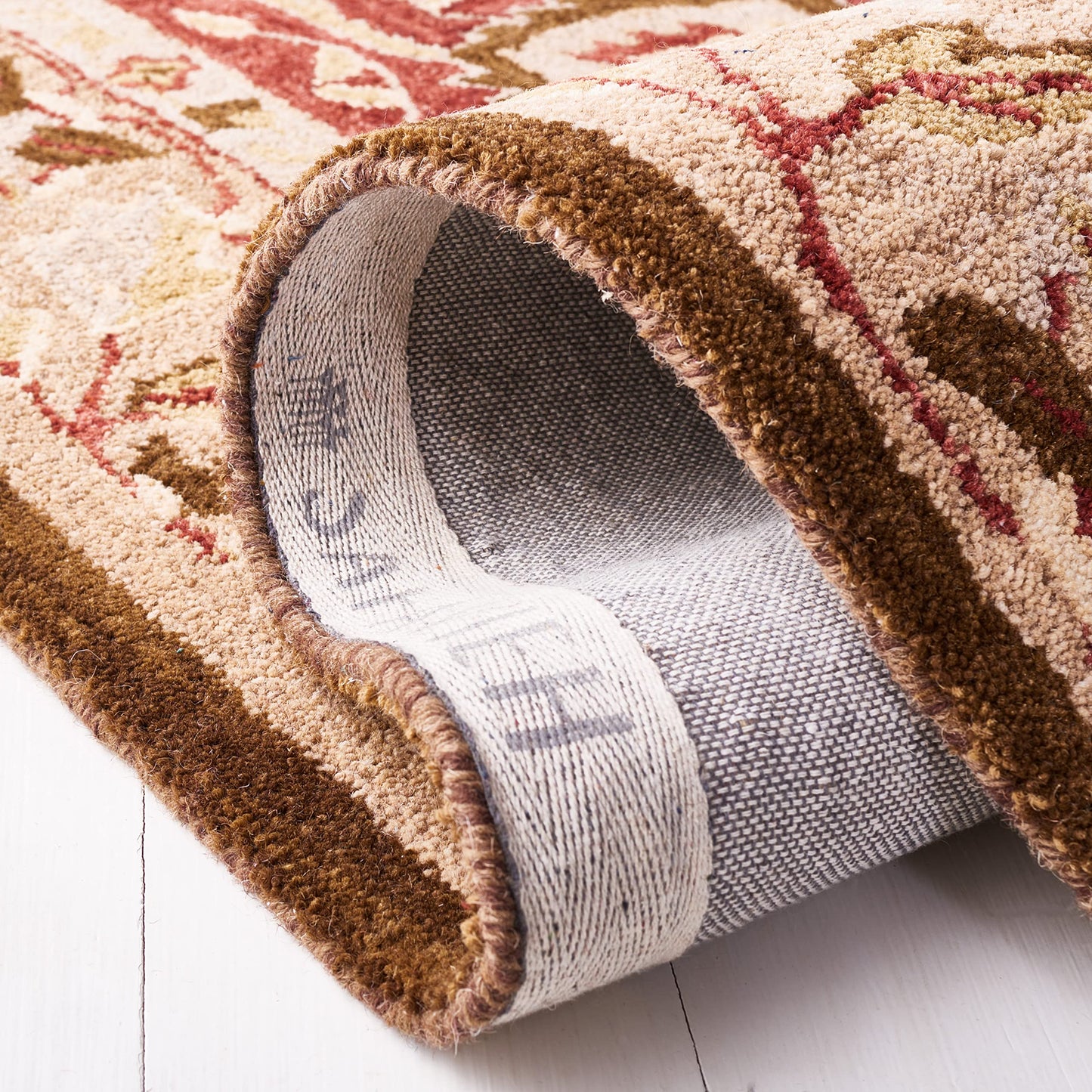 SAFAVIEH Antiquity Collection Accent Rug - 4' x 6', Red & Beige, Handmade Traditional Wool, Ideal for High Traffic Areas in Entryway, Living Room, Bedroom (AT65Q)