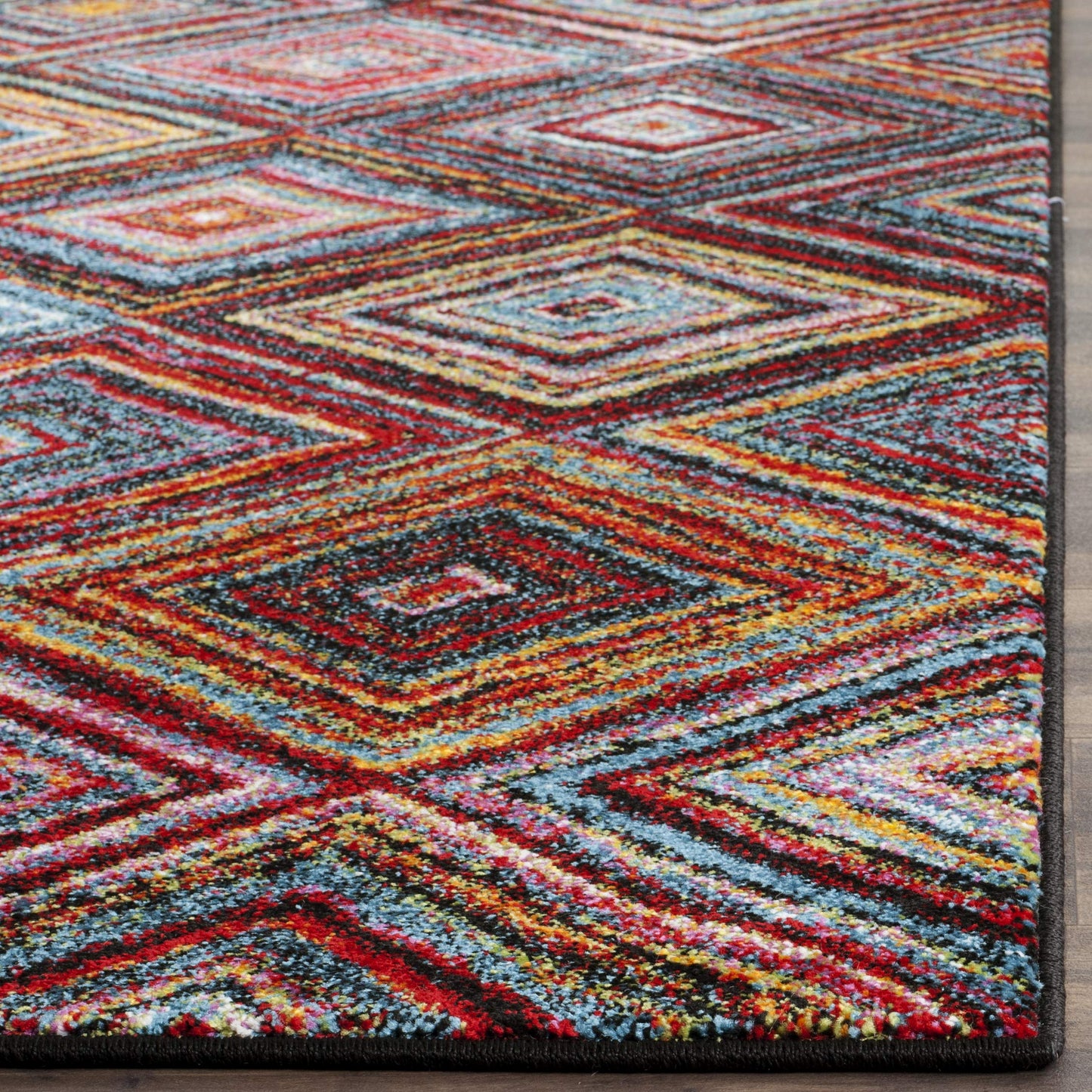 SAFAVIEH Aruba Collection Accent Rug - 4' x 6', Multi, Boho Diamond Lattice Design, Non-Shedding & Easy Care, Ideal for High Traffic Areas in Entryway, Living Room, Bedroom (ARB501M)