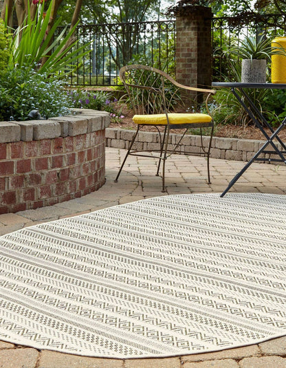 Unique Loom Outdoor Striped Collection Area Rug - Maia (5' 3" x 7' 10" Oval, Green/Ivory)