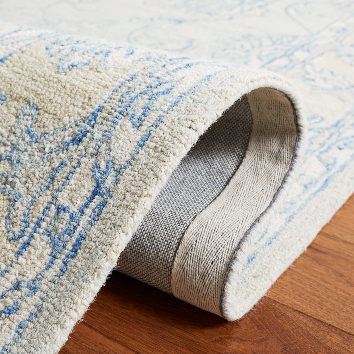 SAFAVIEH Micro-Loop Collection Accent Rug - 2'3" x 5', Blue & Beige, Handmade Wool, Ideal for High Traffic Areas in Entryway, Living Room, Bedroom (MLP535M)