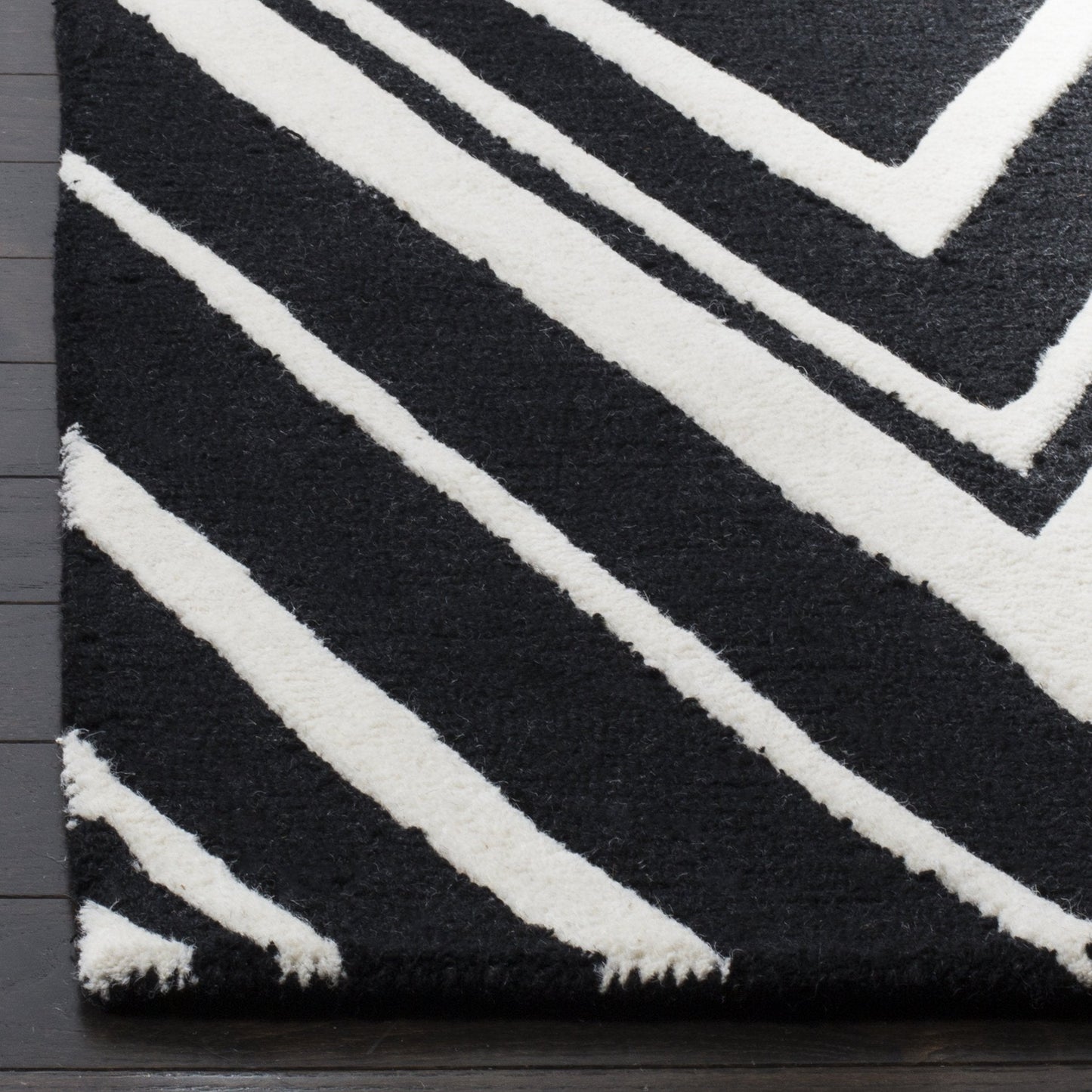 SAFAVIEH Cambridge Collection Area Rug - 5' x 8', Black & Ivory, Handmade Chevron Wool, Ideal for High Traffic Areas in Living Room, Bedroom (CAM711K)