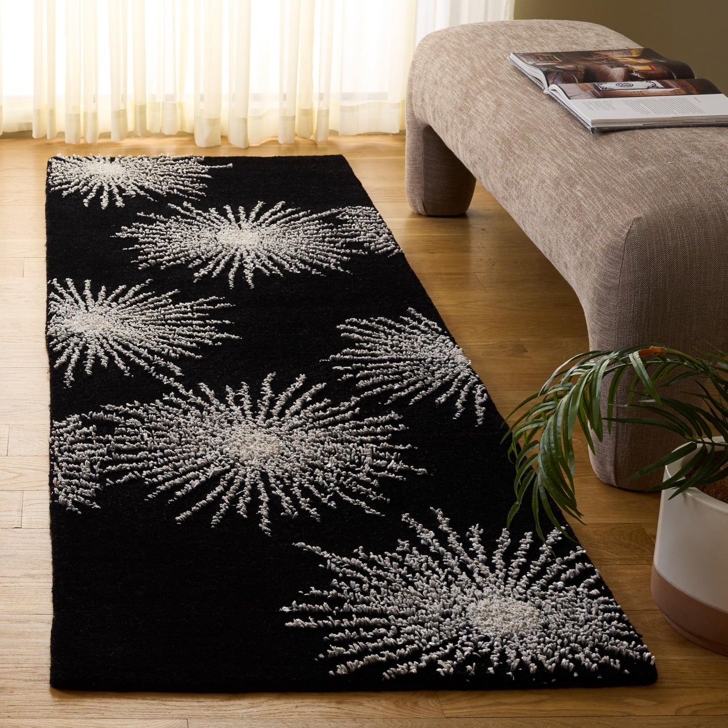 SAFAVIEH Soho Collection 2'6" x 8' Black / White SOH712D Handmade Starburst Premium Wool & Viscose Runner Rug