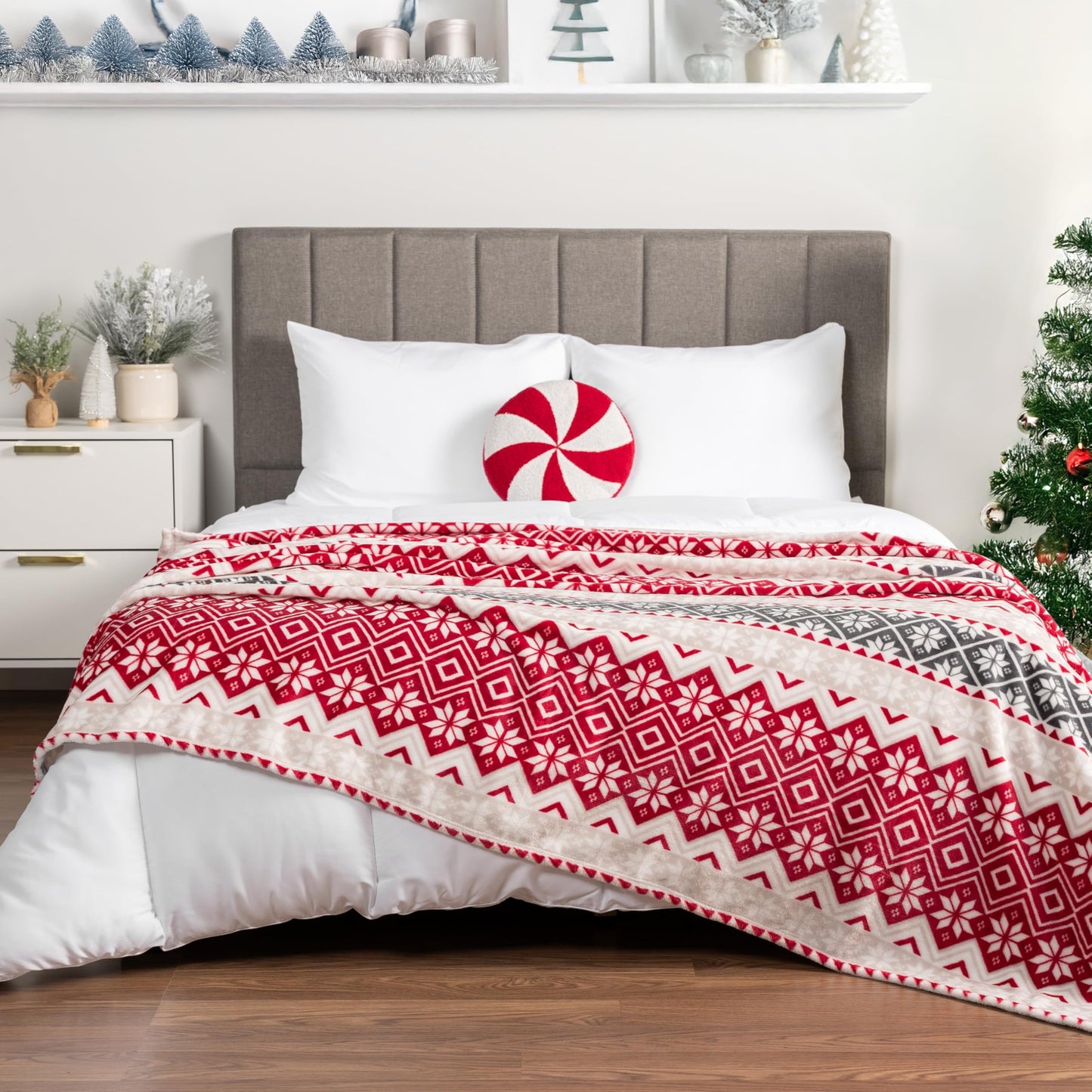 PAVILIA Christmas Throw Blanket | Holiday Christmas Red Fleece Blanket | Soft, Plush, Warm Winter Cabin Throw, 50x60 (Red Snowflakes)