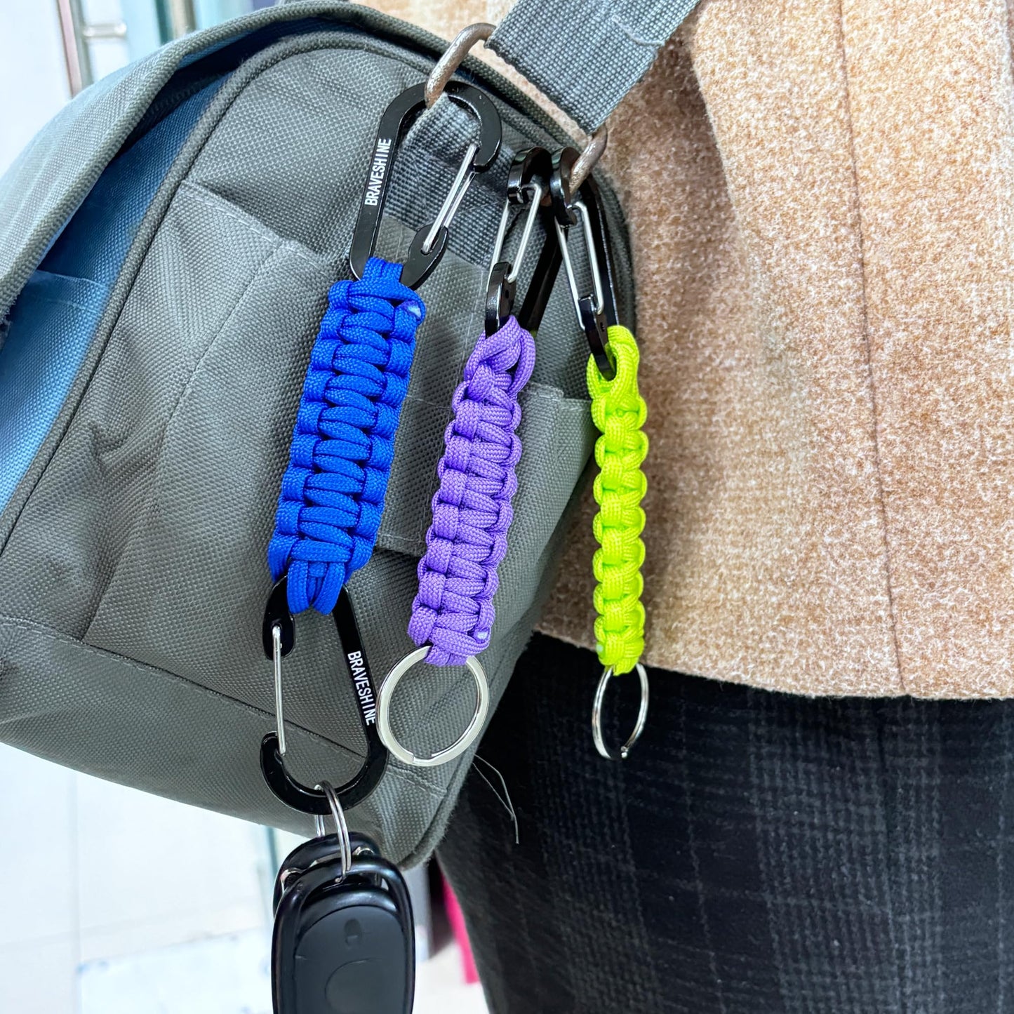 BRAVESHINE Carabiner Keychain Hook with Paracord Strap - 1 Black 1 Blue D Ring Key Clips Para Cord Lanyard Hanger Stroller Hooks for Water Bottle, Belt Loop Keys, Backpacks, Boys, Girls, Men, Women