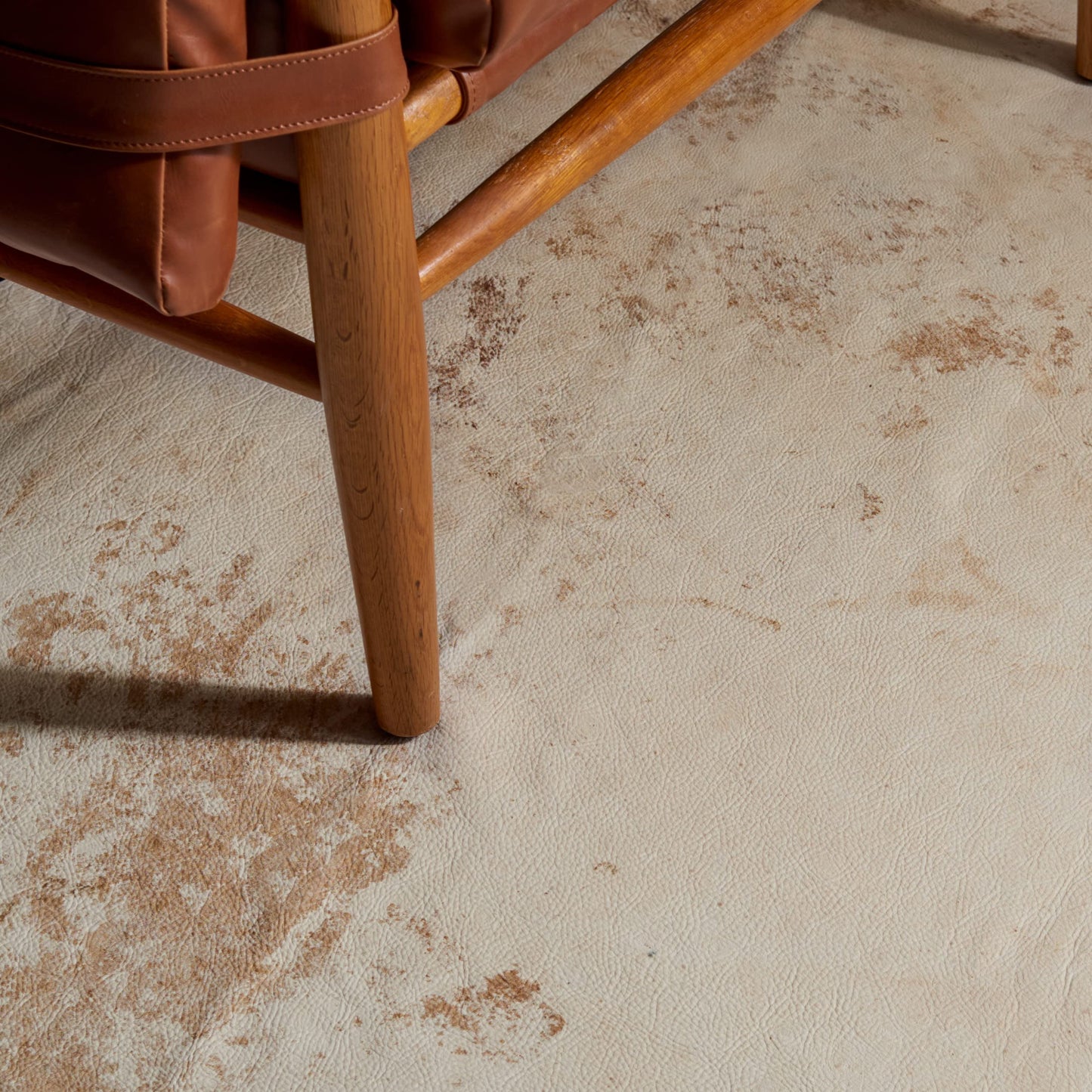SAFAVIEH Cow Hide Collection Area Rug - 5'6" x 6'6", Tan, Handmade Rustic Genuine Cowhide, Ideal for High Traffic Areas in Living Room, Bedroom (COH212D)