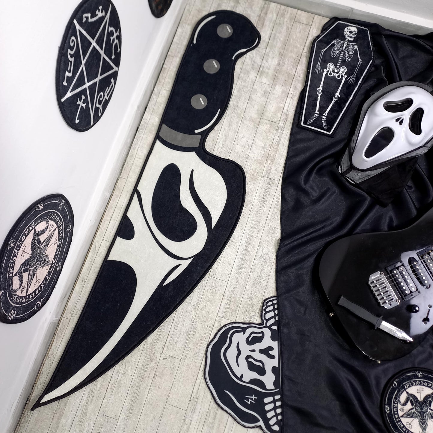 ZunaLoomA Scream Knife Horror Rug Movie Theater Room Bedside Man Cave Decor Non Slip Washable Carpet Spooky Mat (Classic)