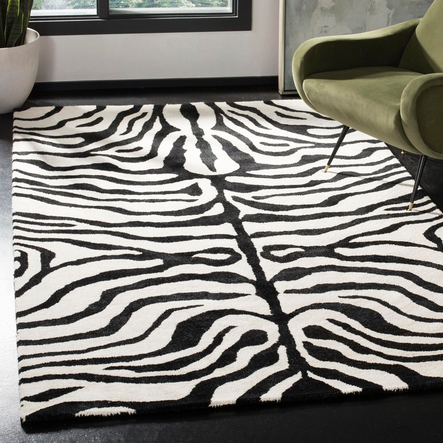 SAFAVIEH Soho Collection 5' x 8' Black / White SOH435A Handmade Premium Wool Area Rug