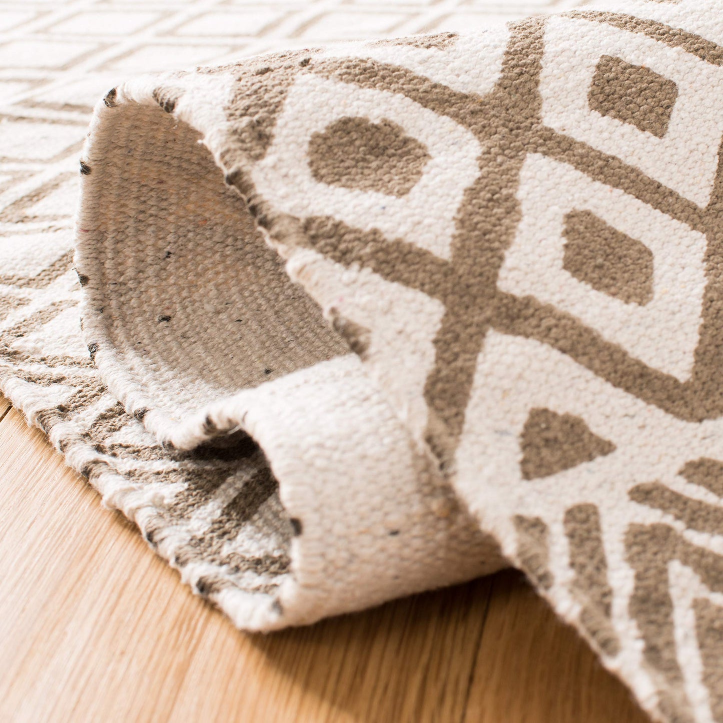 SAFAVIEH Cedar Brook Collection Accent Rug - 4' x 6', Grey & Ivory, Handmade Cotton, Ideal for High Traffic Areas in Entryway, Living Room, Bedroom (CDR801F)