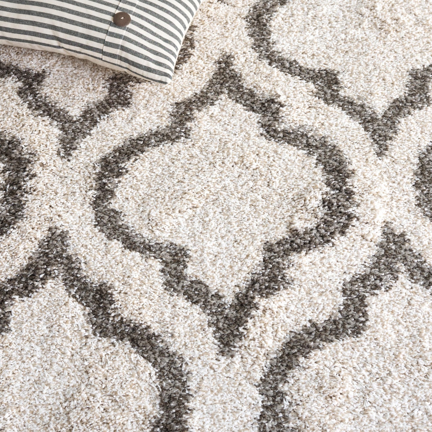 SAFAVIEH Hudson Shag Collection Accent Rug - 4' x 6', Ivory & Grey, Moroccan Design, Non-Shedding & Easy Care, 2-inch Thick Ideal for High Traffic Areas in Entryway, Living Room, Bedroom (SGH284A)