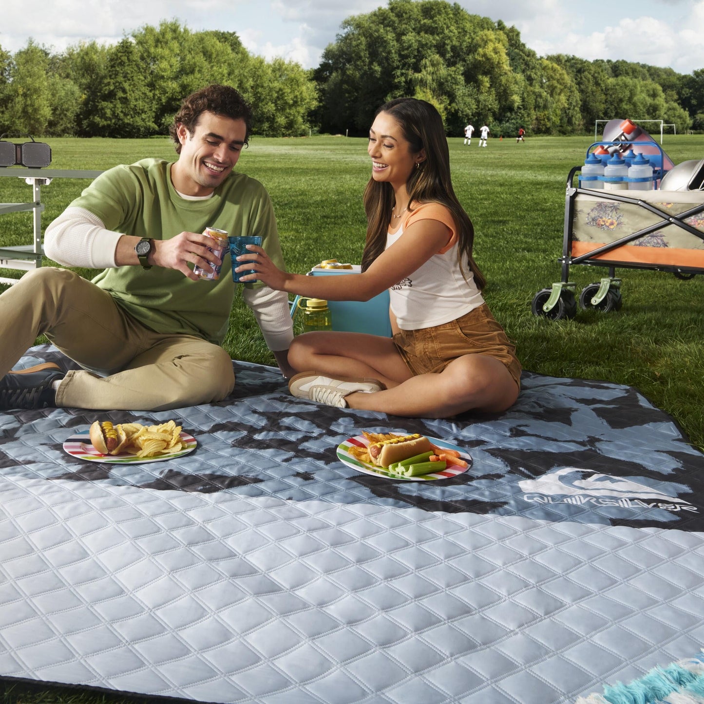 Quiksilver Sand-Free Beach Mat – Large Water-Resistant Outdoor Picnic Blanket, Lightweight Foldable Mat for Beach, Camping, Park, or Travel – Fits 4-6 People, Quick-Dry, Durable