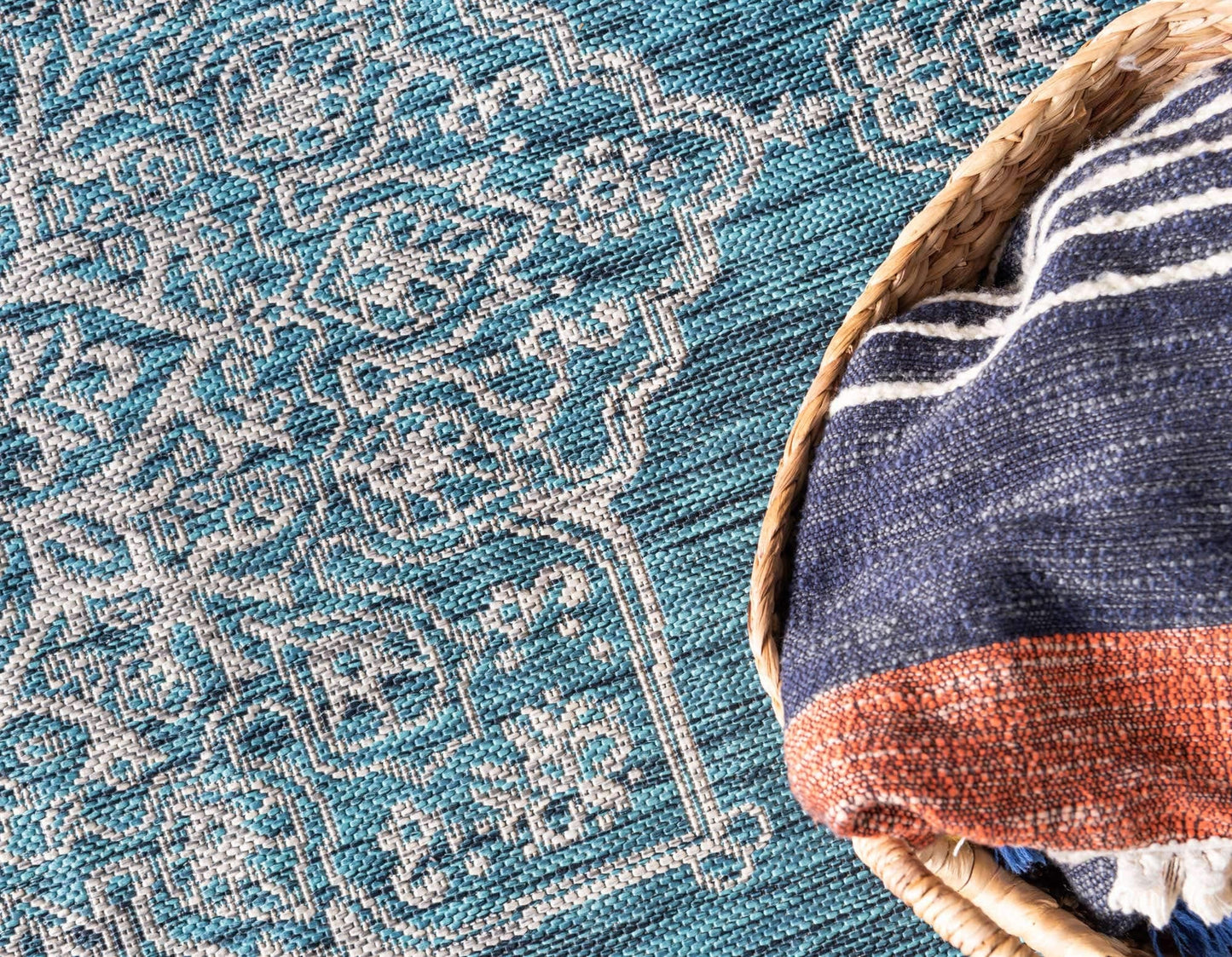 Unique Loom Outdoor Traditional Collection Area Rug - Antique (4' 1" Round, Teal/ Gray)