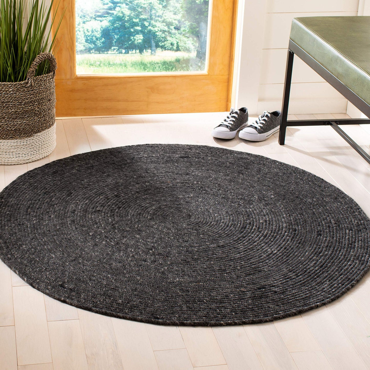 SAFAVIEH Braided Collection 4' Round Black BRD901Z Handmade Country Cottage Reversible Wool Entryway Foyer Living Room Bedroom Kitchen Area Rug