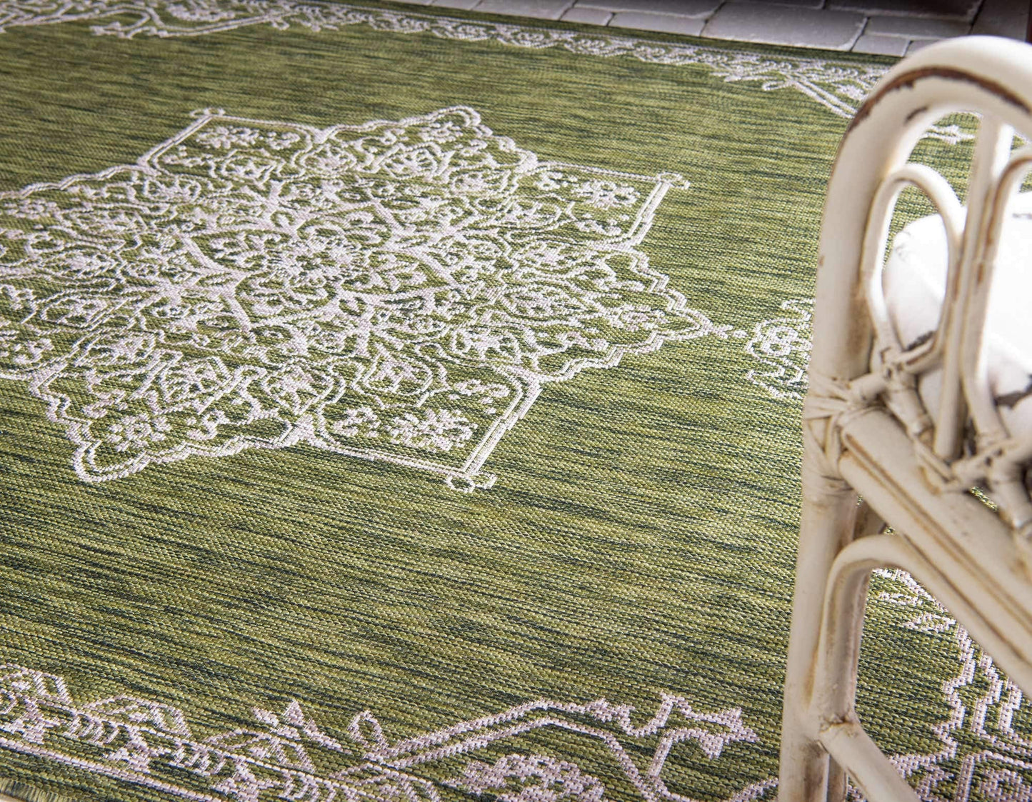 Unique Loom Outdoor Traditional Collection Area Rug - Antique (4' 1" Round, Green/ Gray)