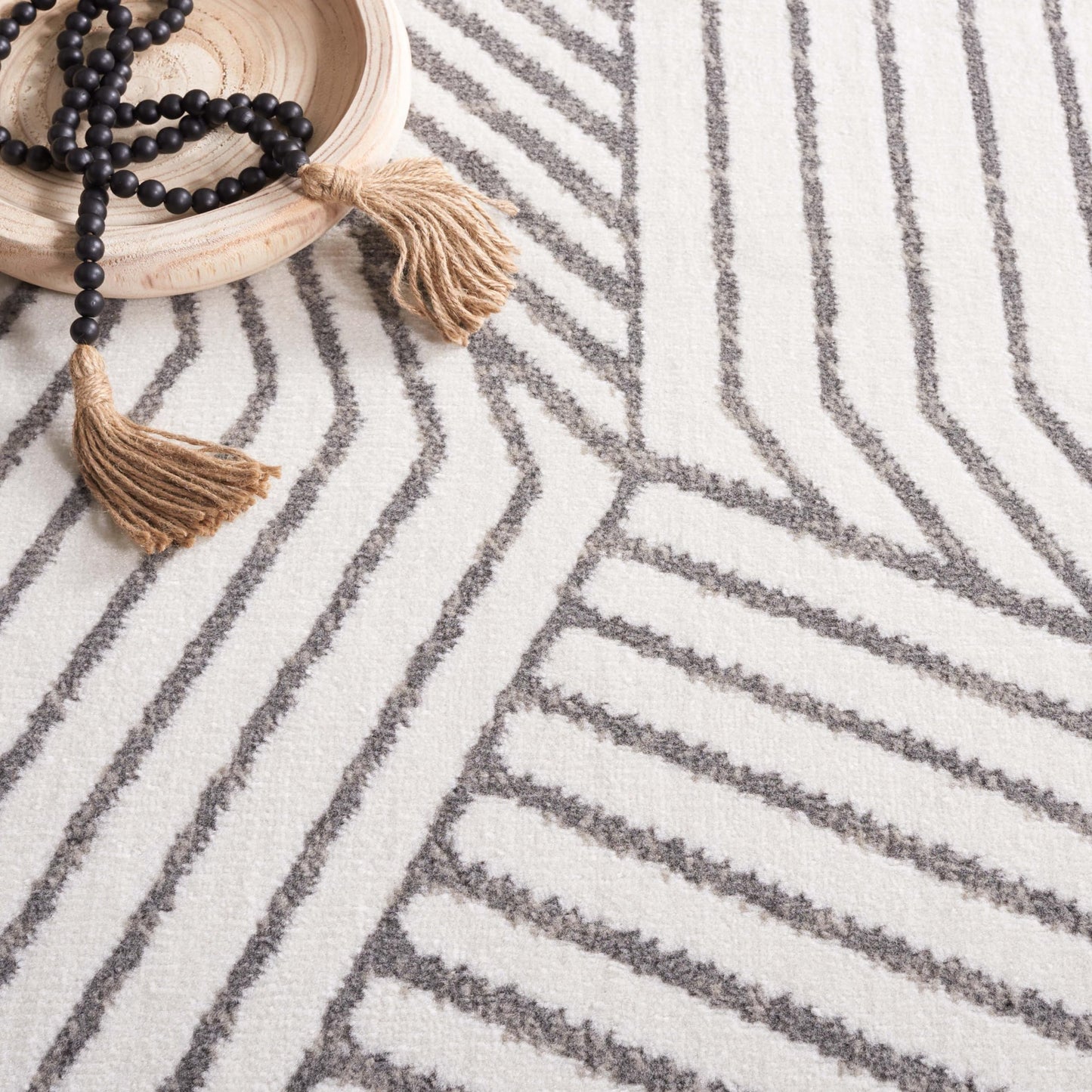 SAFAVIEH Pyramid Collection Area Rug - 4'5" x 6'5", Ivory & Grey, Modern Design, Ideal for High Traffic Areas in Living Room, Bedroom & Dining Room (PYR241A-4)