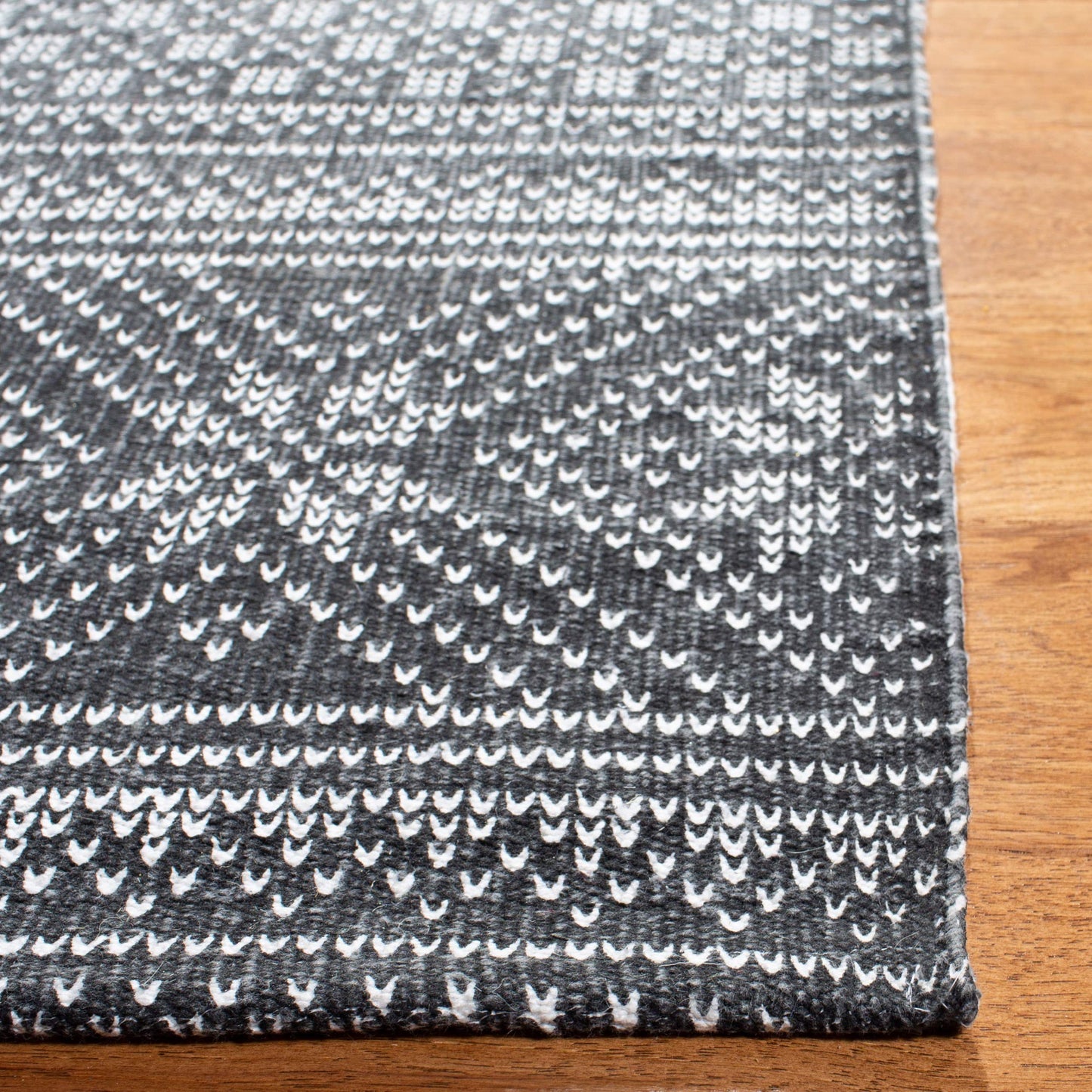SAFAVIEH Cedar Brook Collection Accent Rug - 4' x 6', Black & Ivory, Handmade Cotton, Ideal for High Traffic Areas in Entryway, Living Room, Bedroom (CDR711Z)