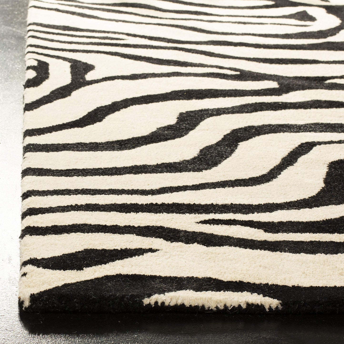SAFAVIEH Soho Collection Runner Rug - 2'6" x 8', Black & White, Handmade Wool, Ideal for High Traffic Areas in Living Room, Bedroom (SOH435A)