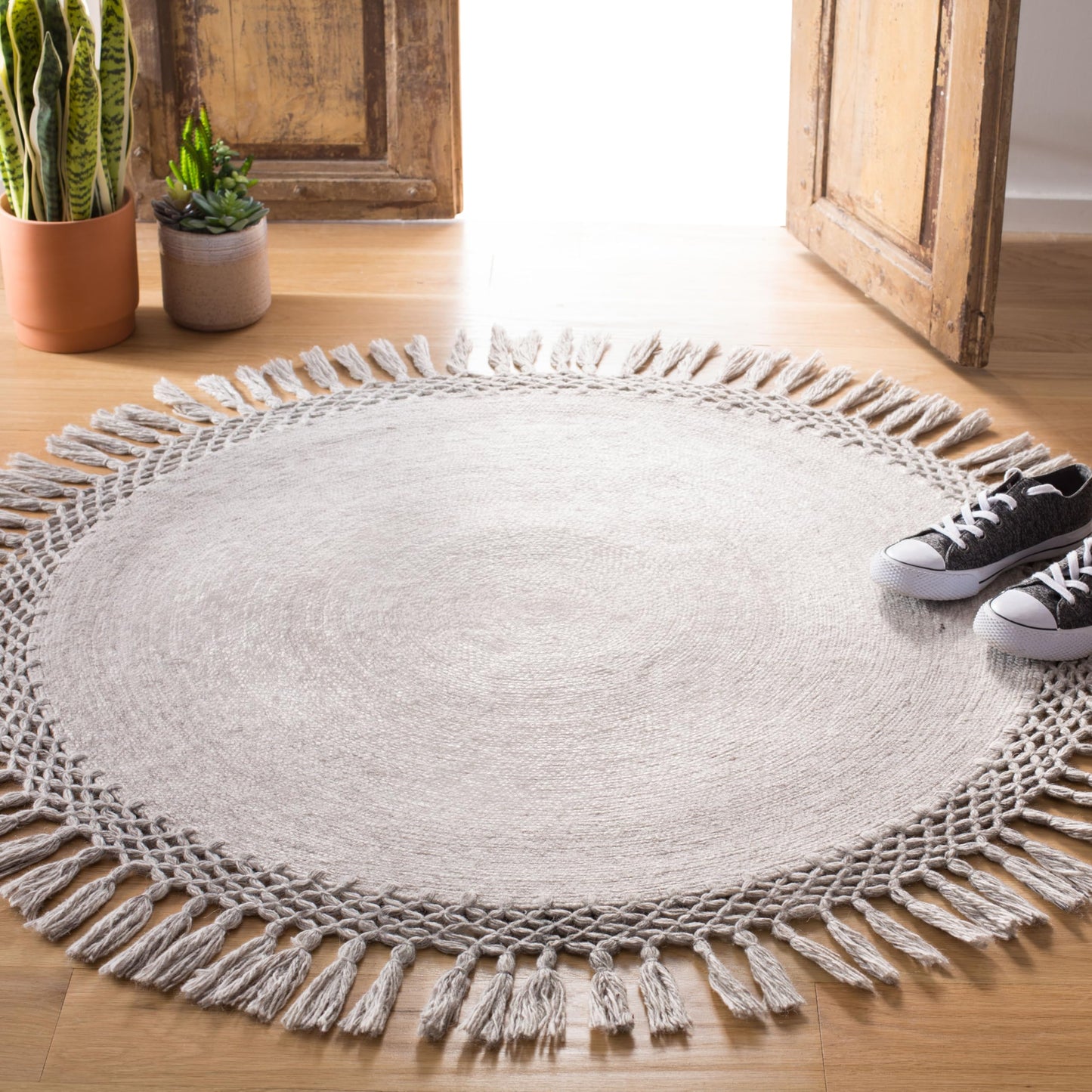 SAFAVIEH Sahara Collection Area Rug - 4' Round, Beige, Handmade Boho Tassel, Ideal for High Traffic Areas in Living Room, Bedroom (SAH490A)