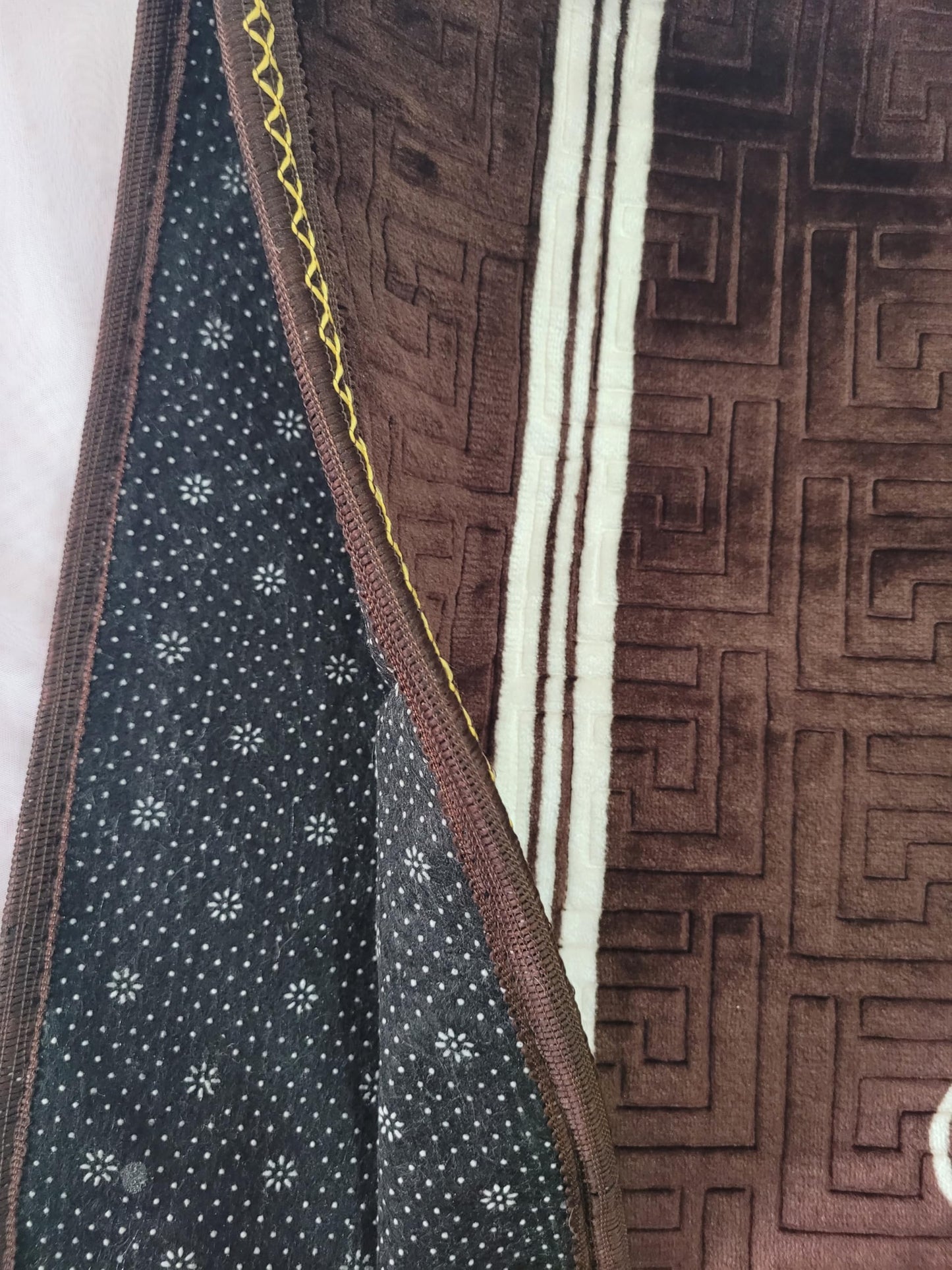 Janamaz Prayer Mat with Mandala Design, Black and White or Maroon Fringed Islamic Prayer Rug with Floral Pattern (Brown)