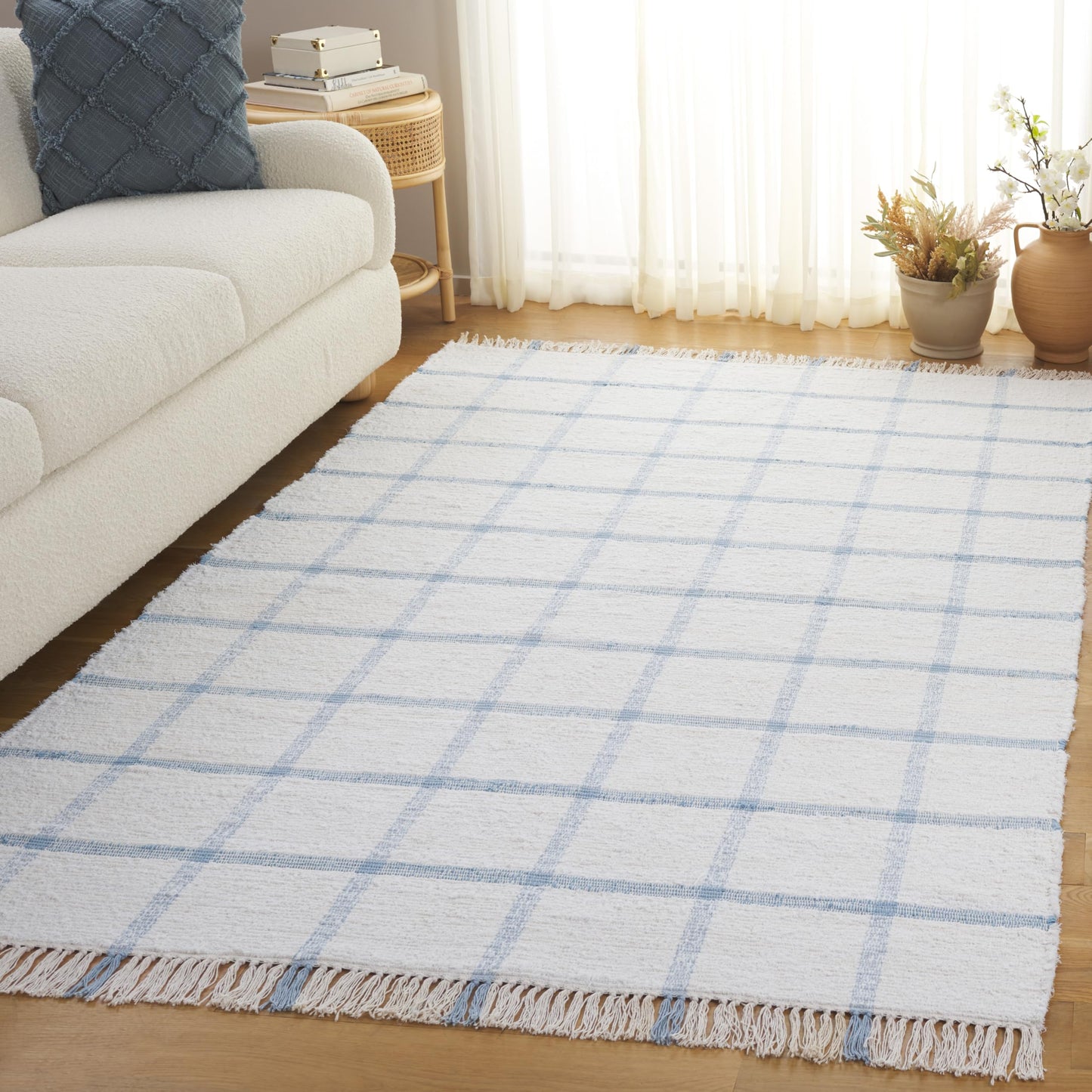 SAFAVIEH Montauk Collection Area Rug - 6' x 9', Ivory & Blue, Handmade Cotton, Ideal for Living Room, Bedroom, Home Office, Dining Space (MTK322M-6)