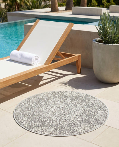 Rugs.com - Outdoor Traditional Rug – 3 Ft Round Light Gray Washable Indoor/Outdoor Rug – Perfect for Patios, Decks, and Porches
