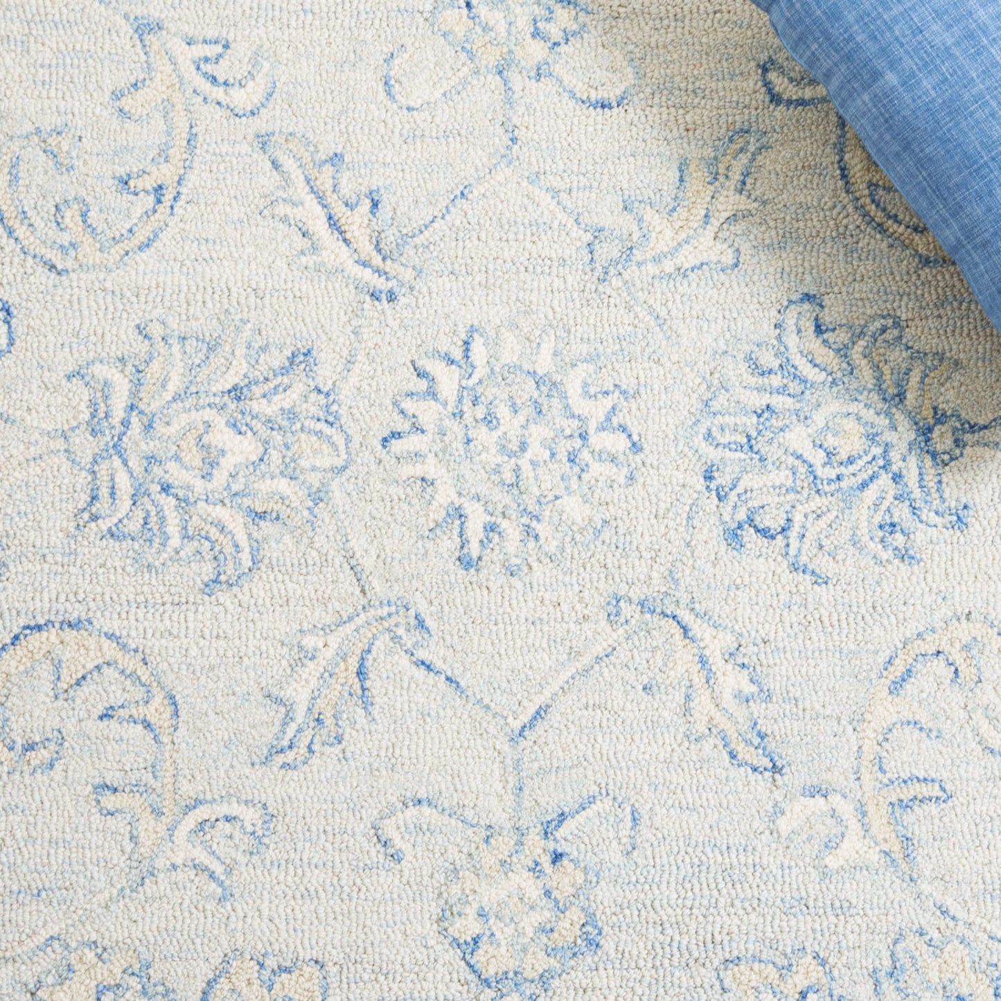 SAFAVIEH Micro-Loop Collection Accent Rug - 2'3" x 5', Blue & Beige, Handmade Wool, Ideal for High Traffic Areas in Entryway, Living Room, Bedroom (MLP535M)