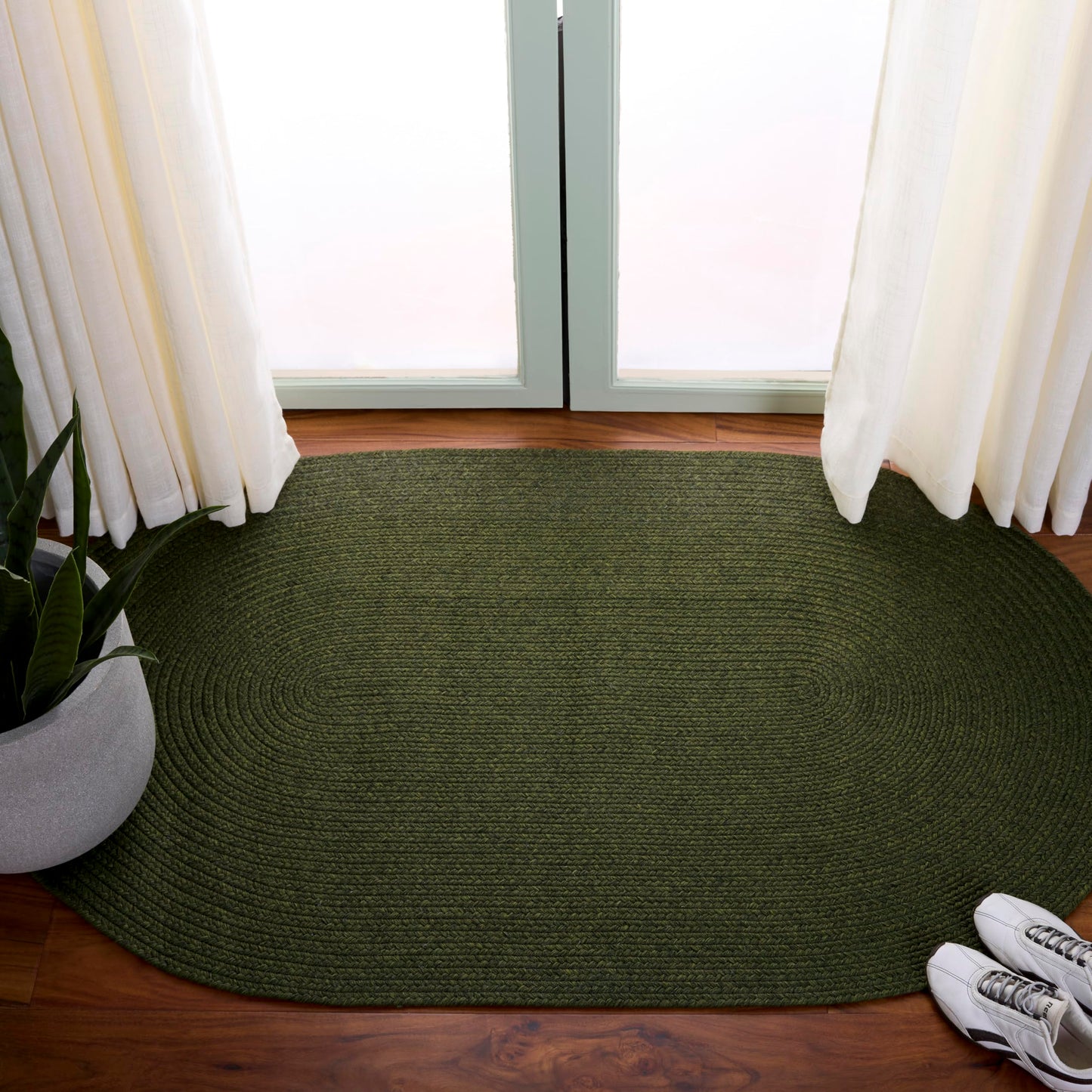 SAFAVIEH Washable Rug Outdoor Braided Collection - 3' x 5' Oval, Green, Handmade & Reversible, Non-Shedding & Easy to Clean, Ideal for Patio, Backyard, Mudroom (BRD315A)