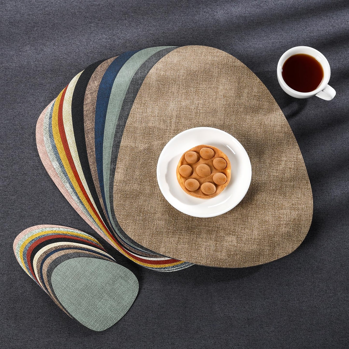 Chitomars Placemats and Coasters, Washable Placemats Round Faux Leather Wipeable Place Mats Non Slip Heat Resistant Indoor Outdoor Table Mats (Set of 6, Light Gray Sage Green)