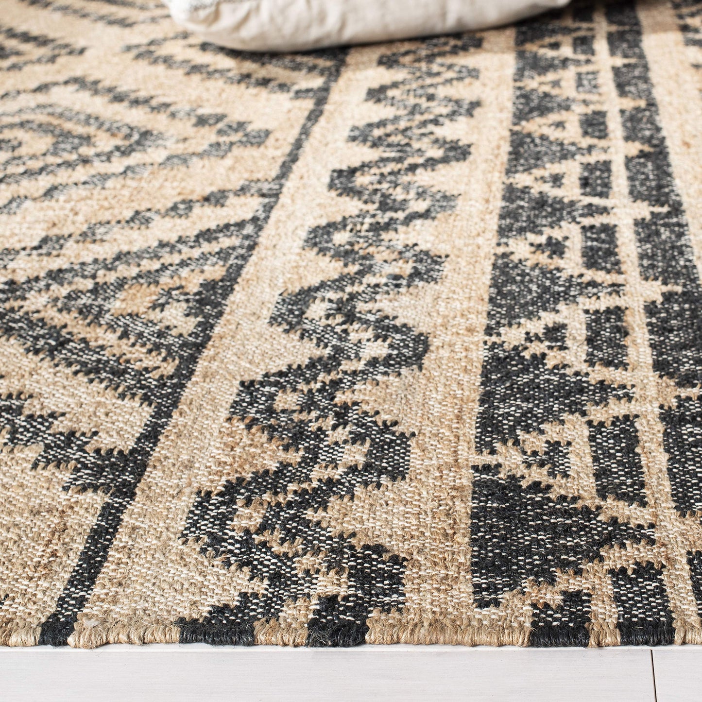 SAFAVIEH Kilim Collection Accent Rug - 2' x 3', Natural & Charcoal, Handmade Moroccan Boho Jute & Cotton, Ideal for High Traffic Areas in Entryway, Living Room, Bedroom (KLM751A)