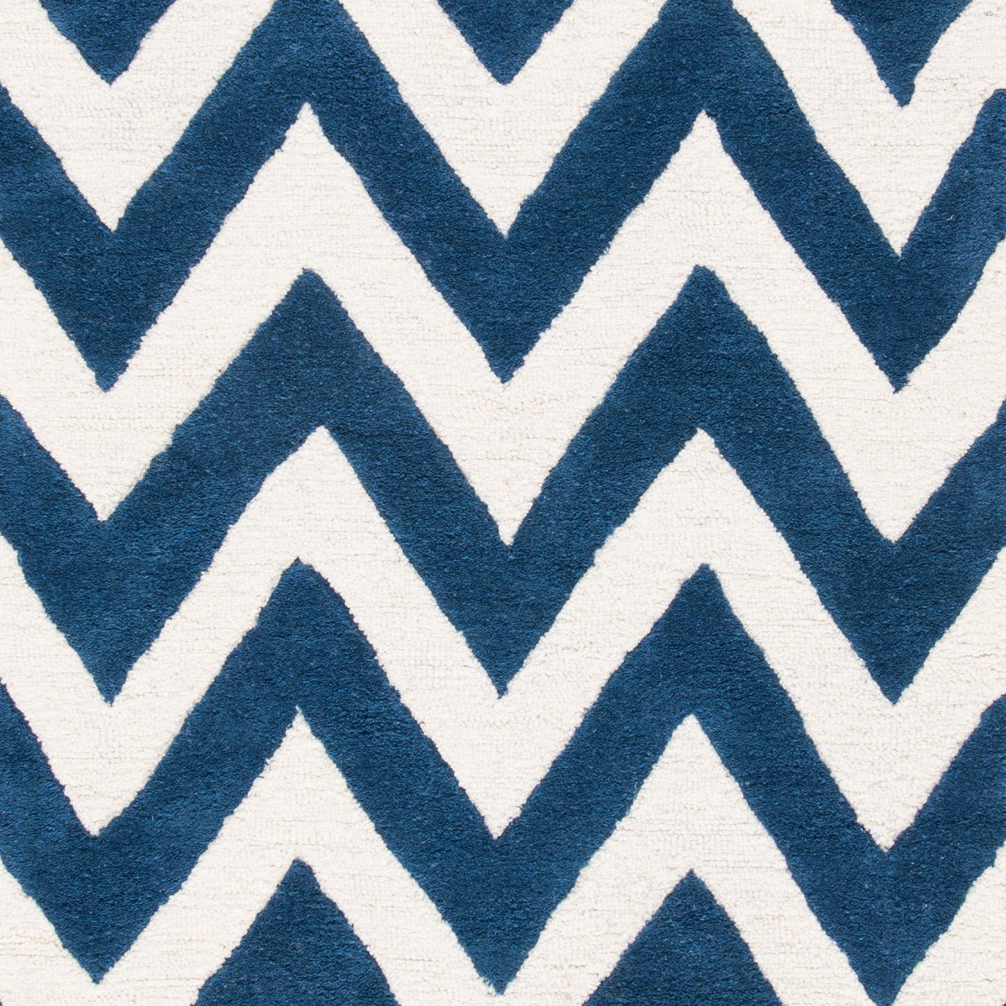 SAFAVIEH Cambridge Collection 6' x 9' Navy/Ivory CAM139G Handmade Chevron Premium Wool Area Rug