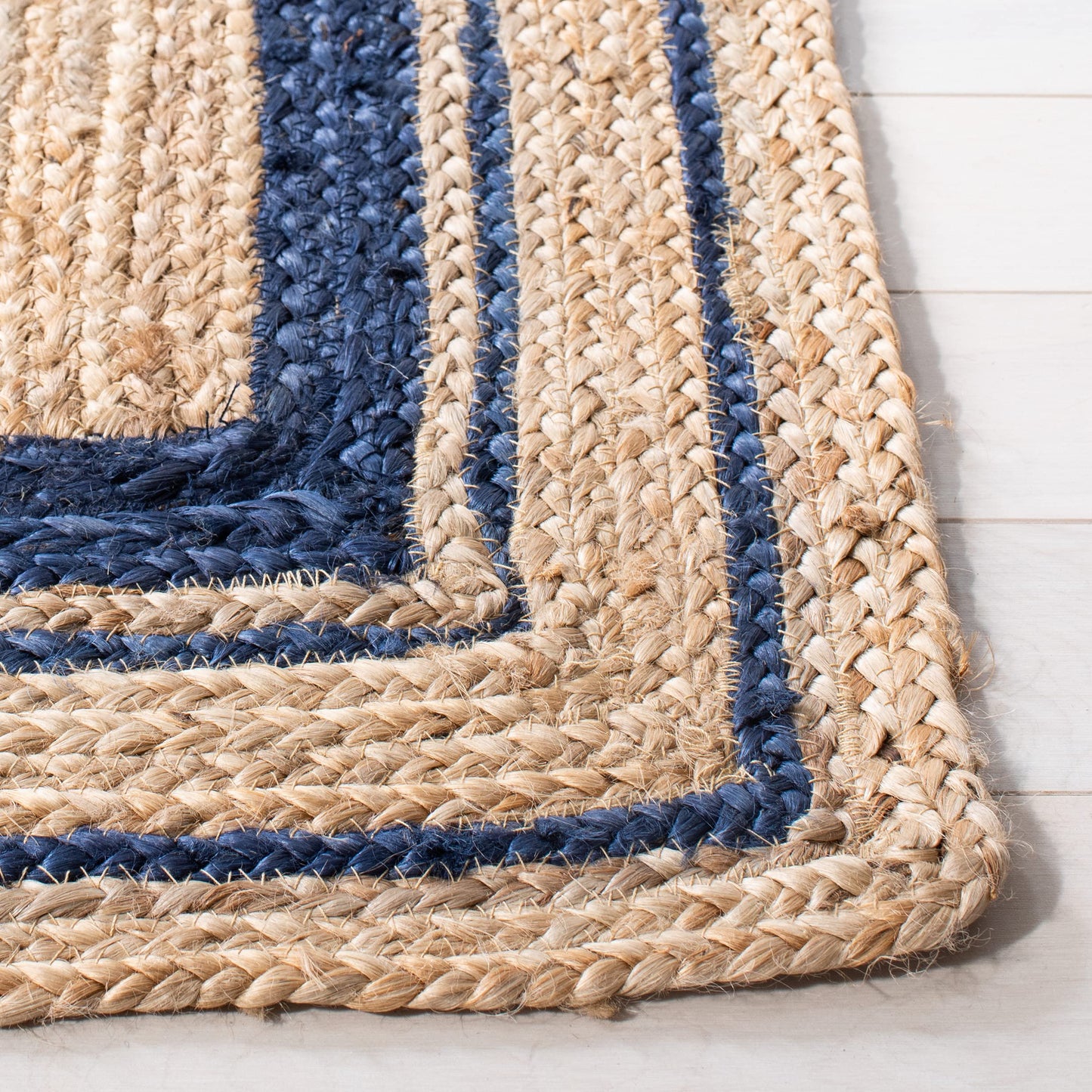 SAFAVIEH Natural Fiber Collection Accent Rug - 4' x 6', Navy & Natural, Handmade Border Farmhouse Jute, Ideal for High Traffic Areas in Entryway, Living Room, Bedroom (NF109N)
