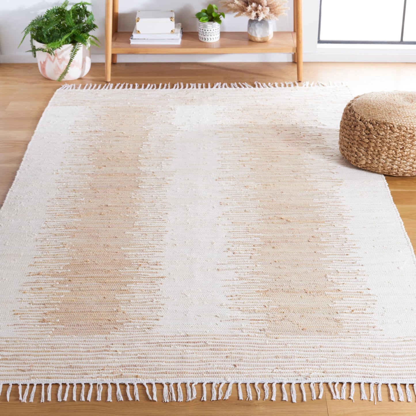 SAFAVIEH Montauk Collection Area Rug - 5' x 7', Beige, Handmade Fringe Cotton, Ideal for High Traffic Areas in Living Room, Bedroom (MTK752A)